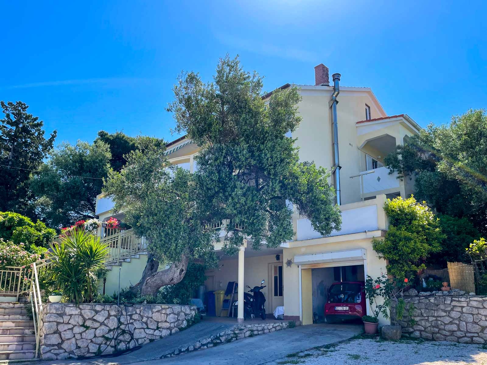 Jednosobni apartman s terasom i pogledom na more Lun, Pag  A-a