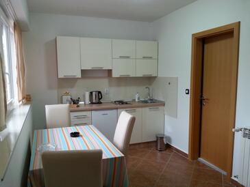 Osijek, Eetkamer in the studio-apartment, air condition available, (pet friendly) en WiFi.