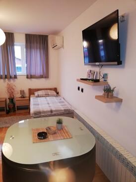 Osijek, Eetkamer in the studio-apartment, (pet friendly) en WiFi.