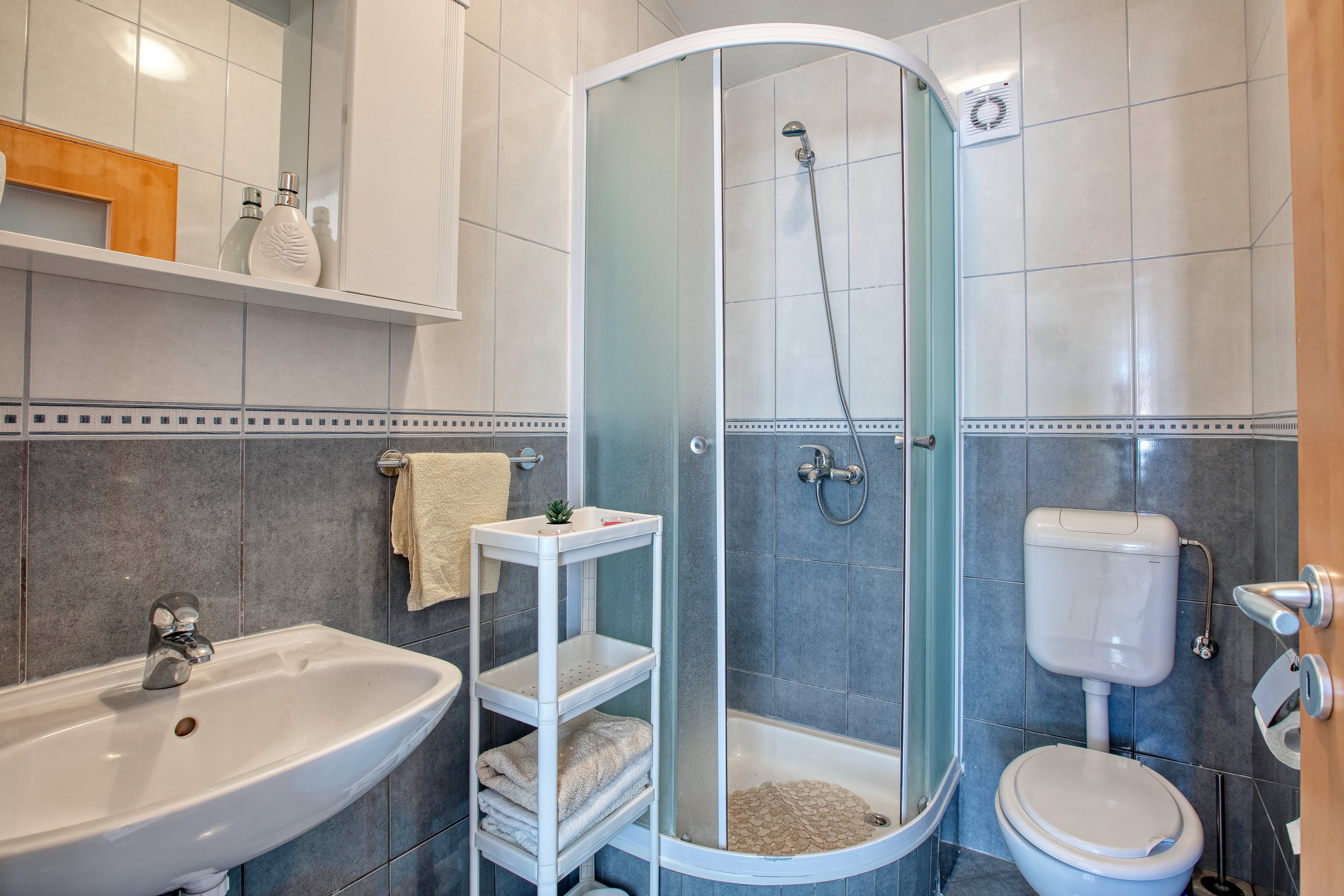Two bedroom apartment with terrace Rogoznica  A-b