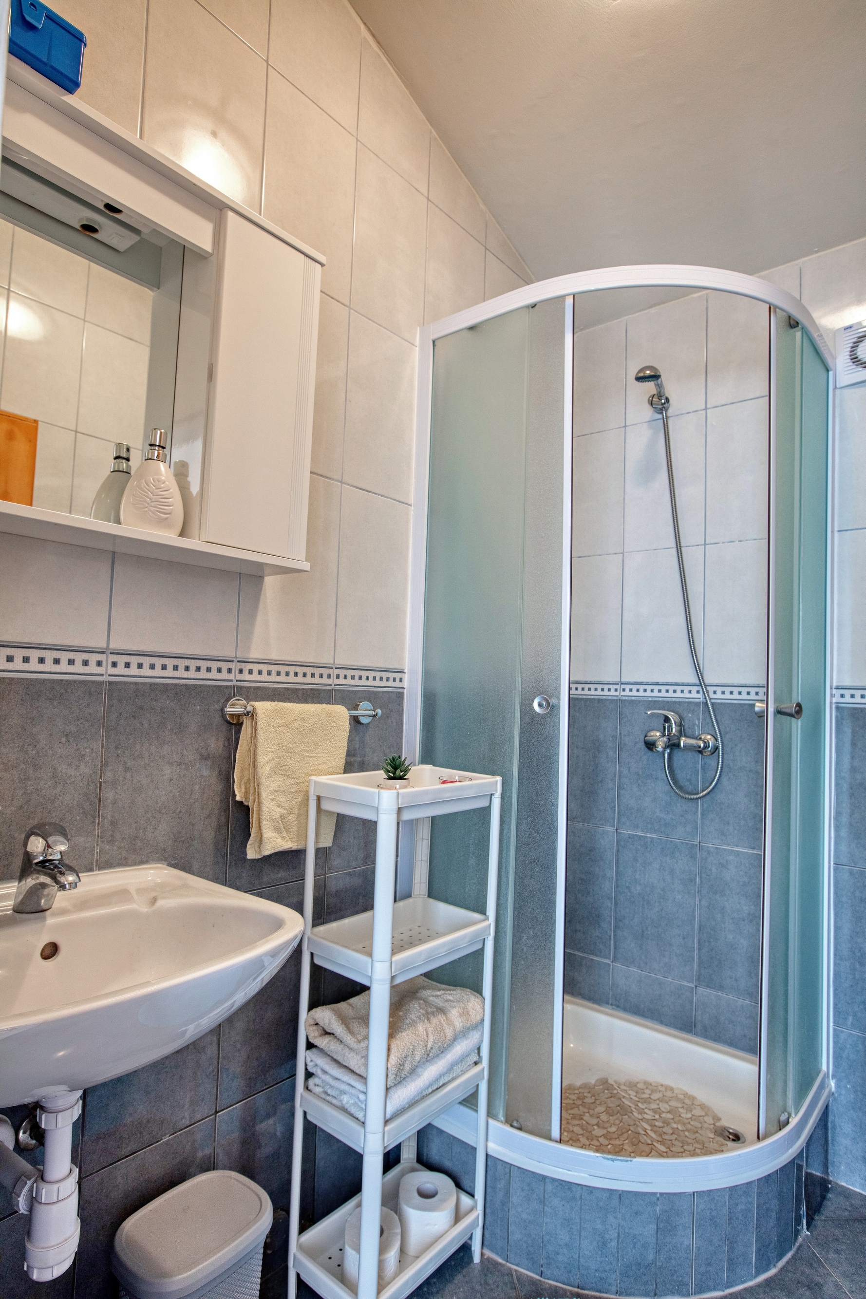 Two bedroom apartment with terrace Rogoznica  A-b