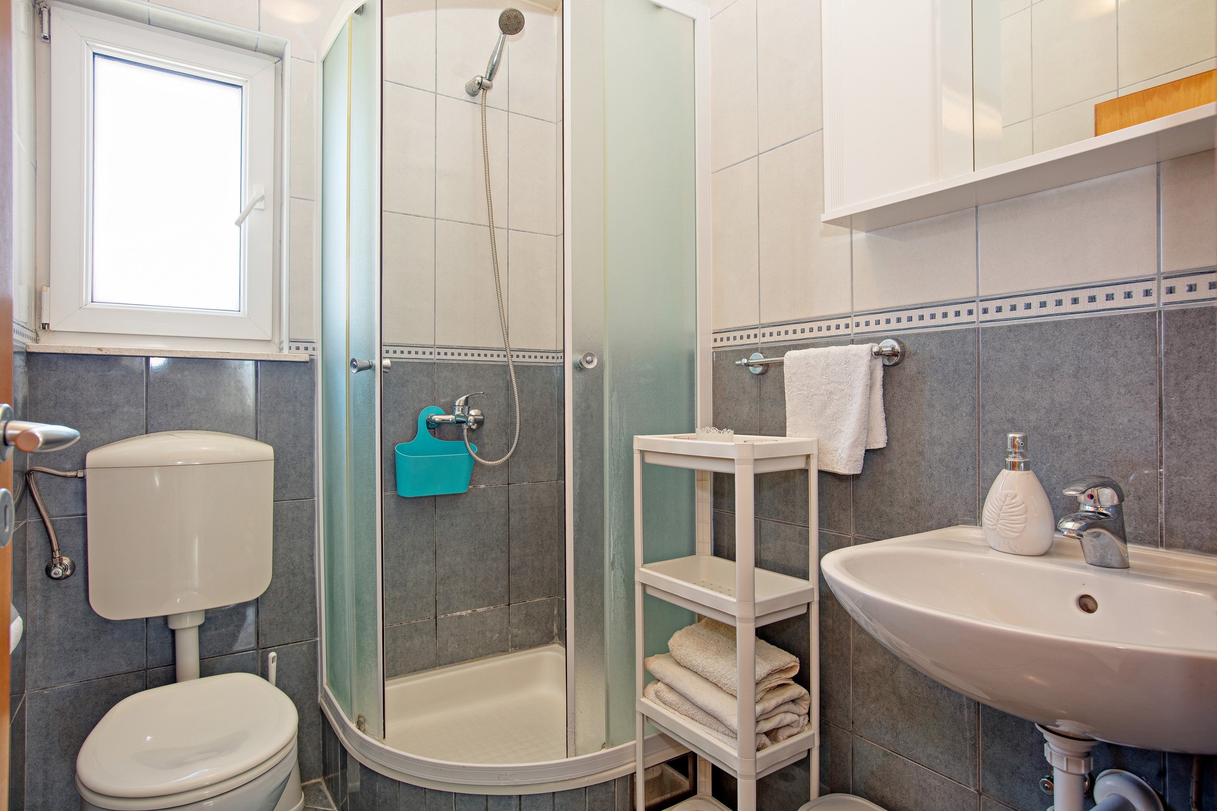 Two bedroom apartment with terrace Rogoznica  A-b