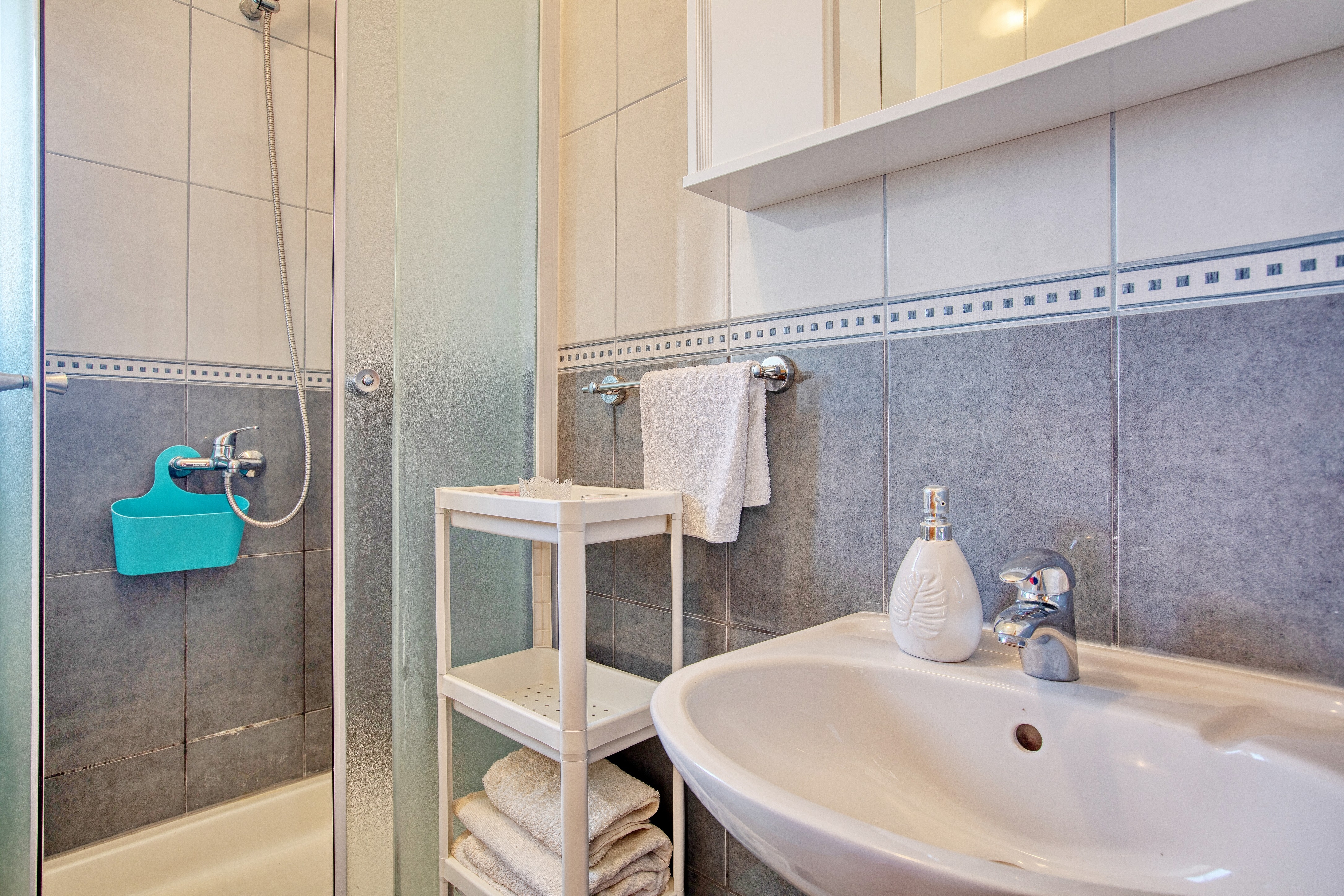 Two bedroom apartment with terrace Rogoznica  A-b