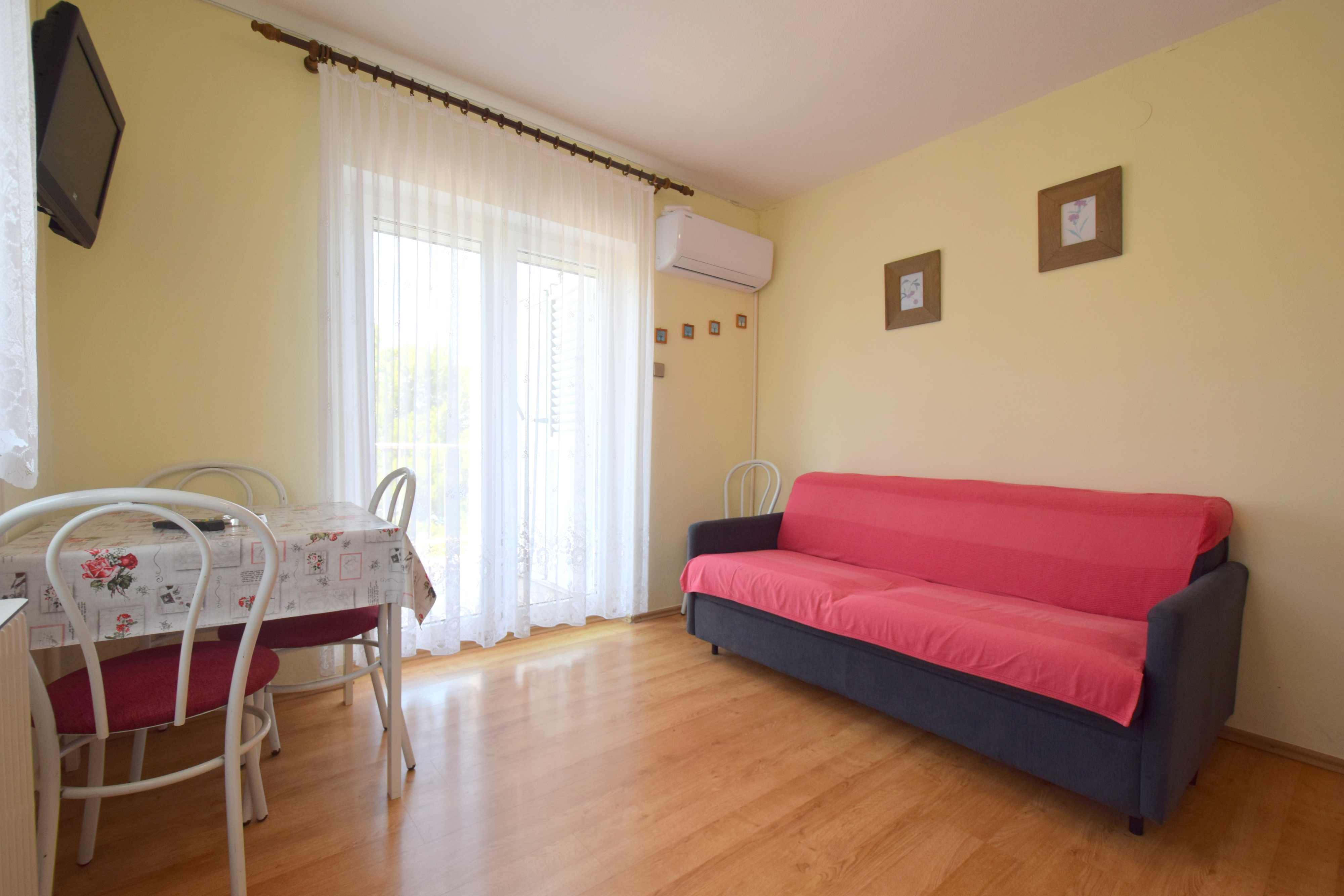 One bedroom apartment near beach Vantačići, Krk (A-19406-a)