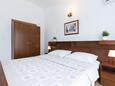 Malinska, Bedroom in the studio-apartment, air condition available, (pet friendly) and WiFi.