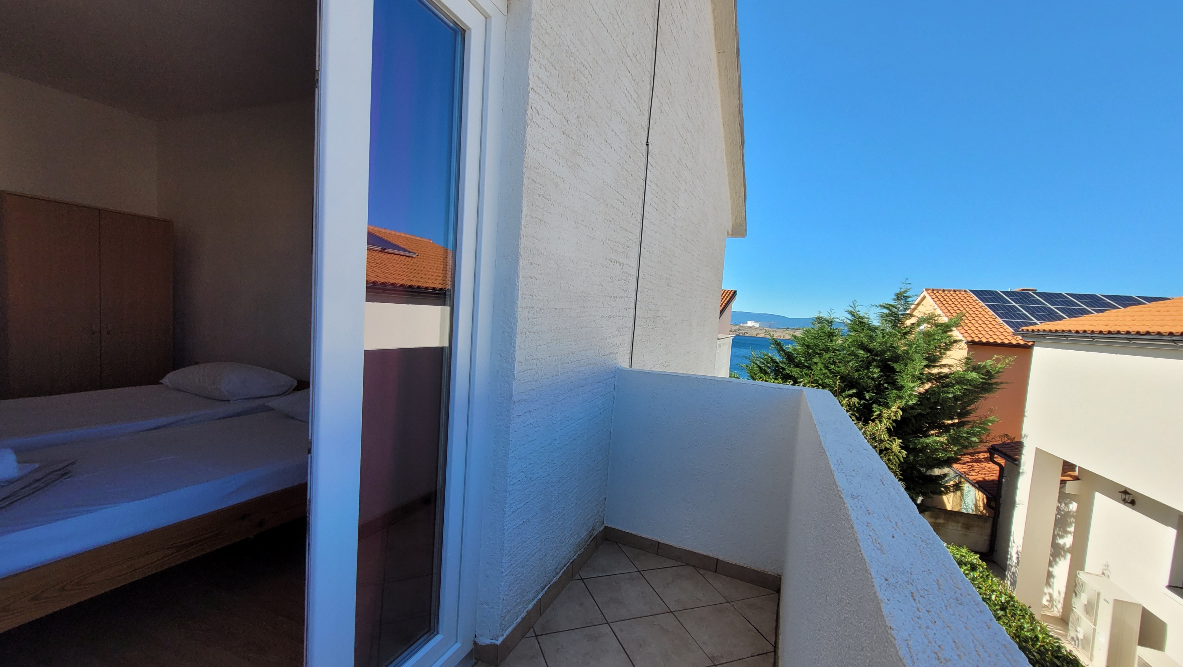 Dvosobni apartman s terasom i pogledom na more Omišalj, Krk  A-a