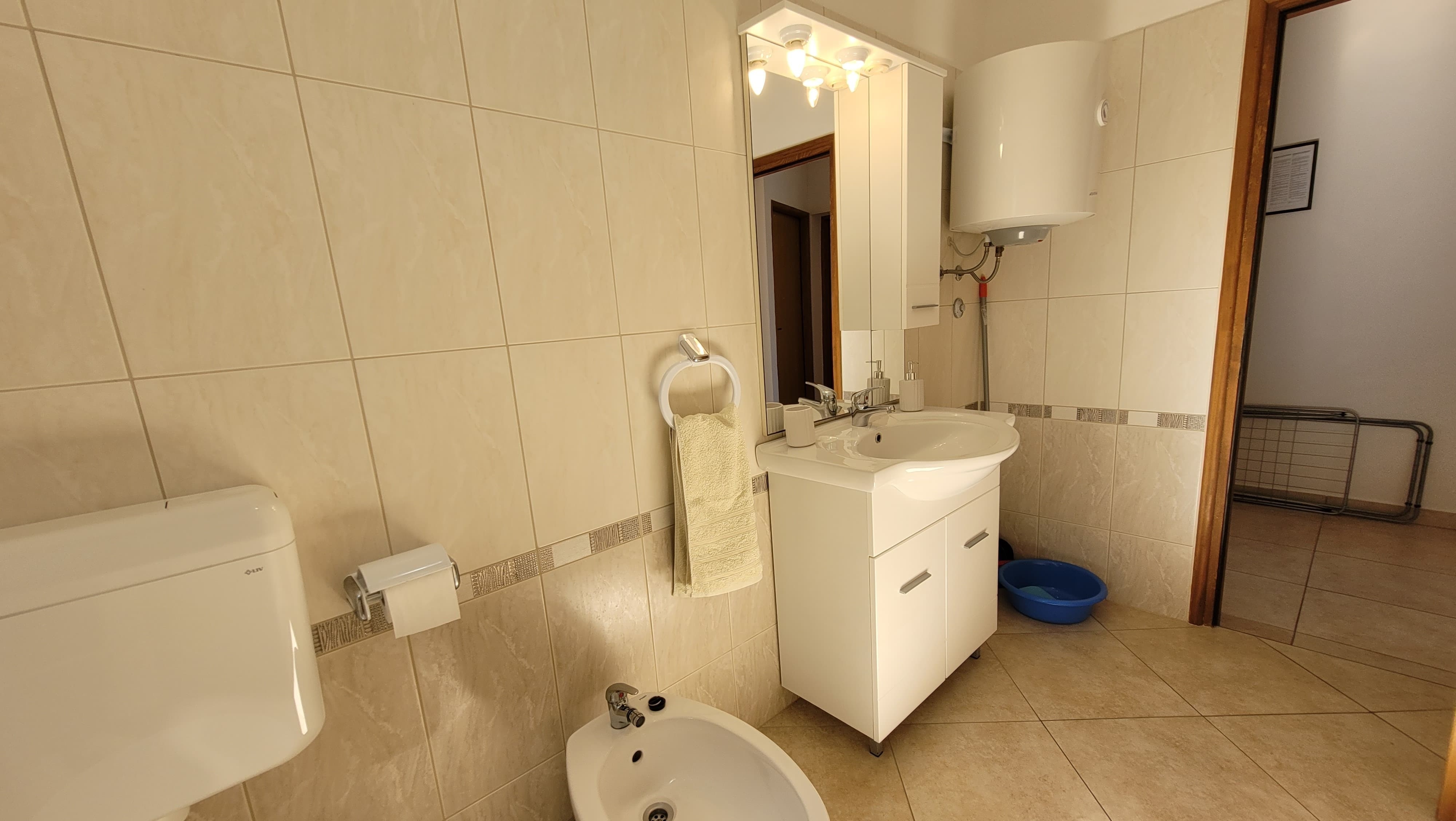 Dvosobni apartman s terasom i pogledom na more Omišalj, Krk  A-a