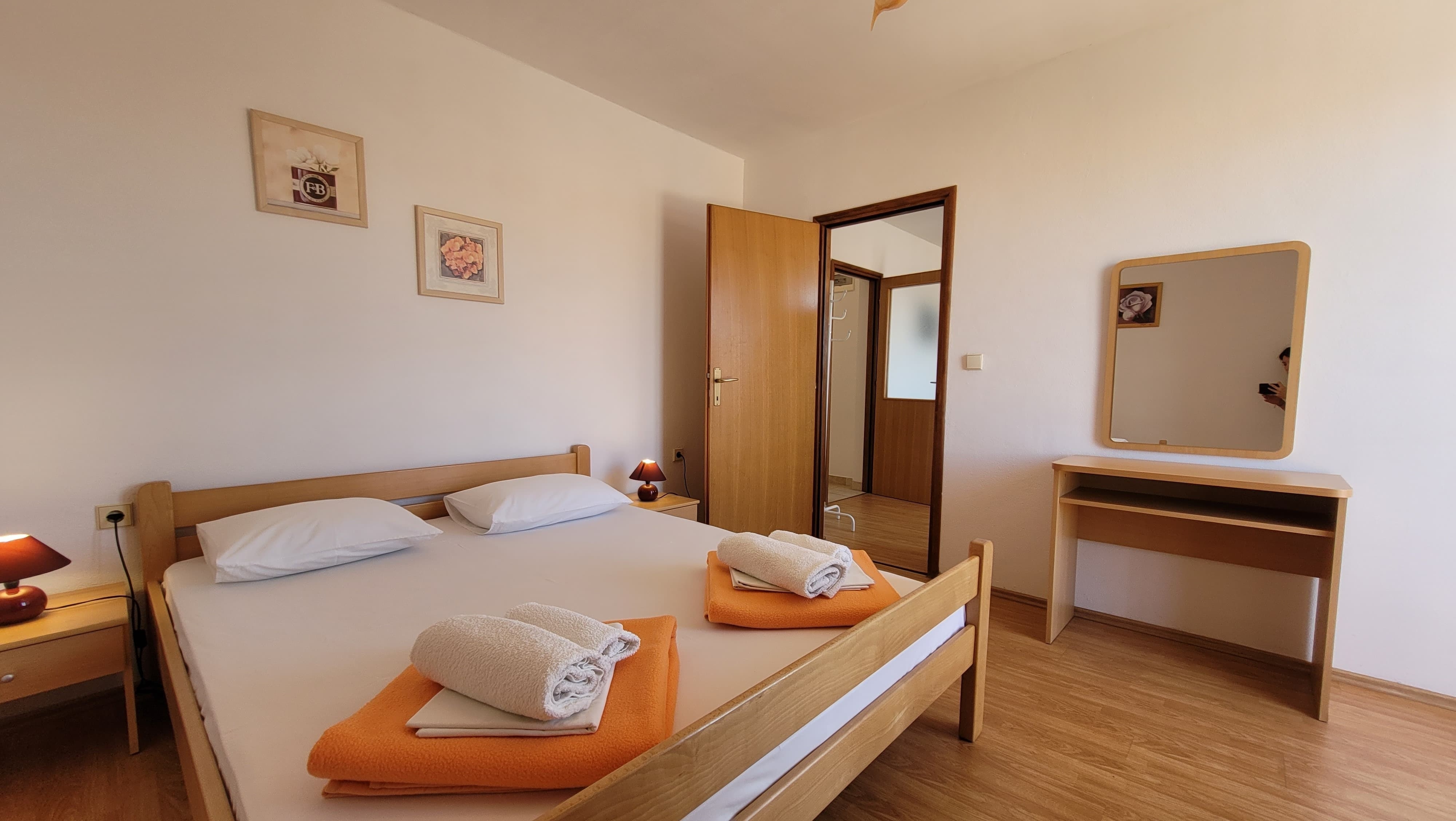 Dvosobni apartman s terasom i pogledom na more Omišalj, Krk  A-a