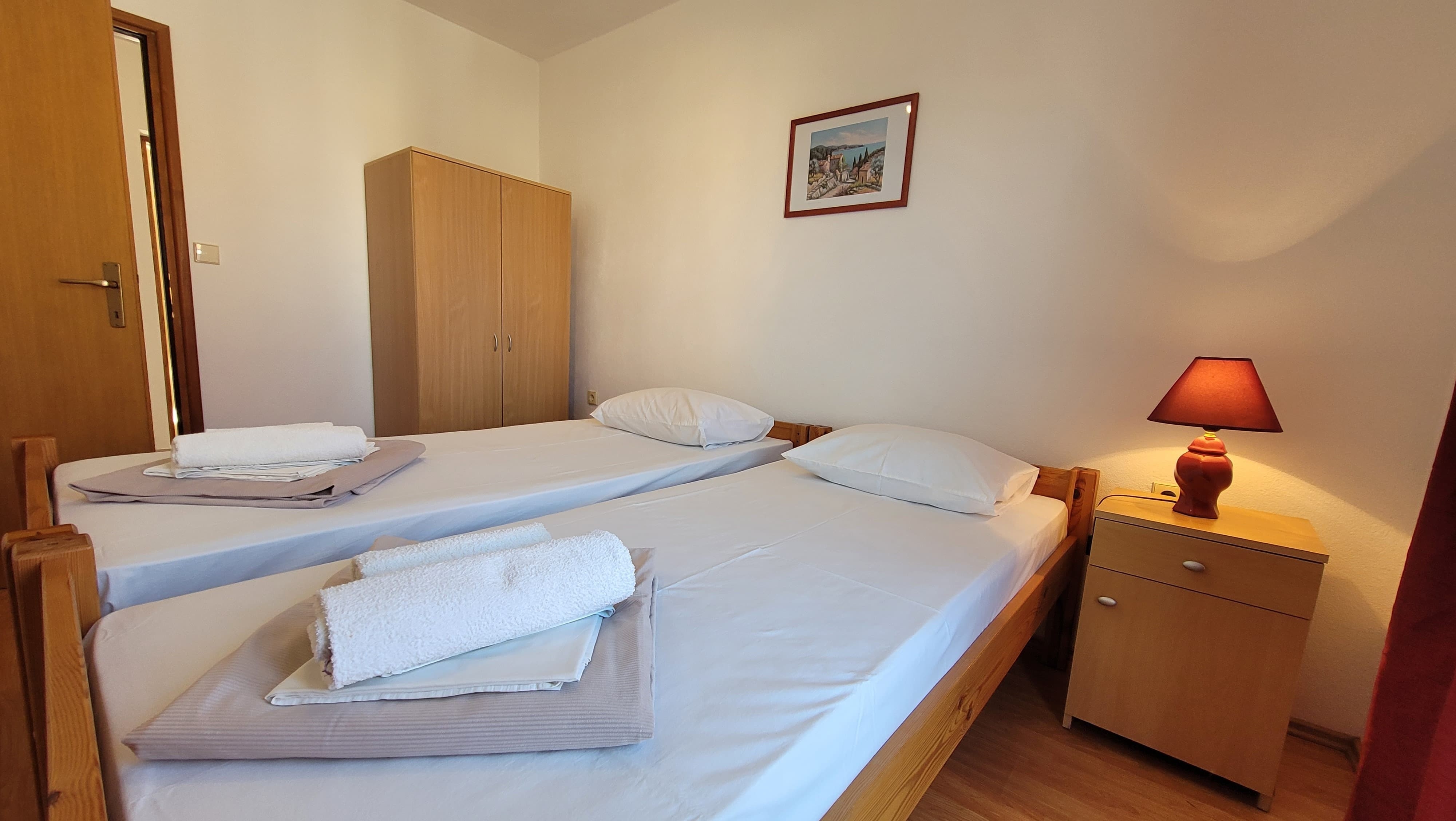 Dvosobni apartman s terasom i pogledom na more Omišalj, Krk  A-a