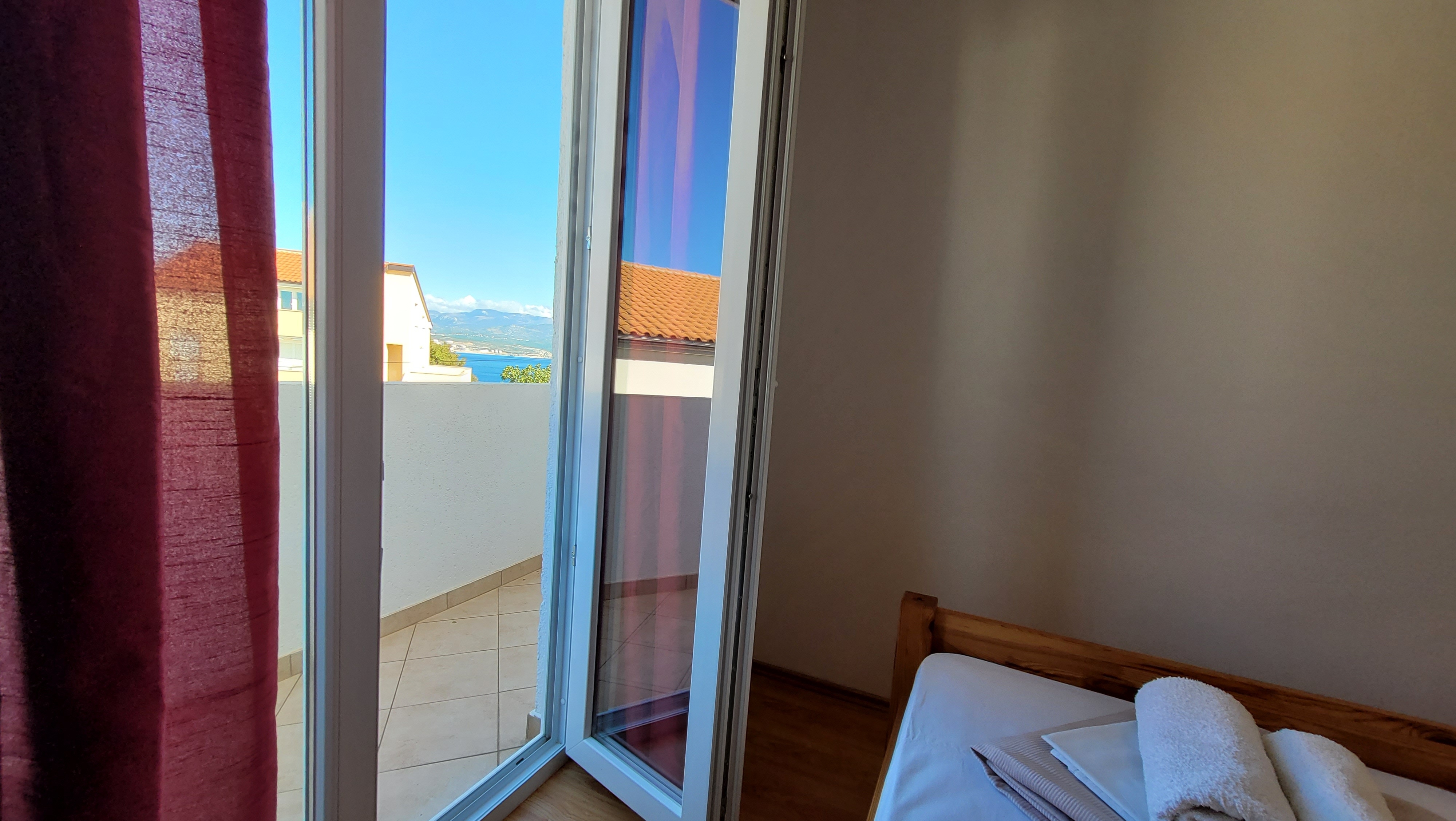 Dvosobni apartman s terasom i pogledom na more Omišalj, Krk  A-a