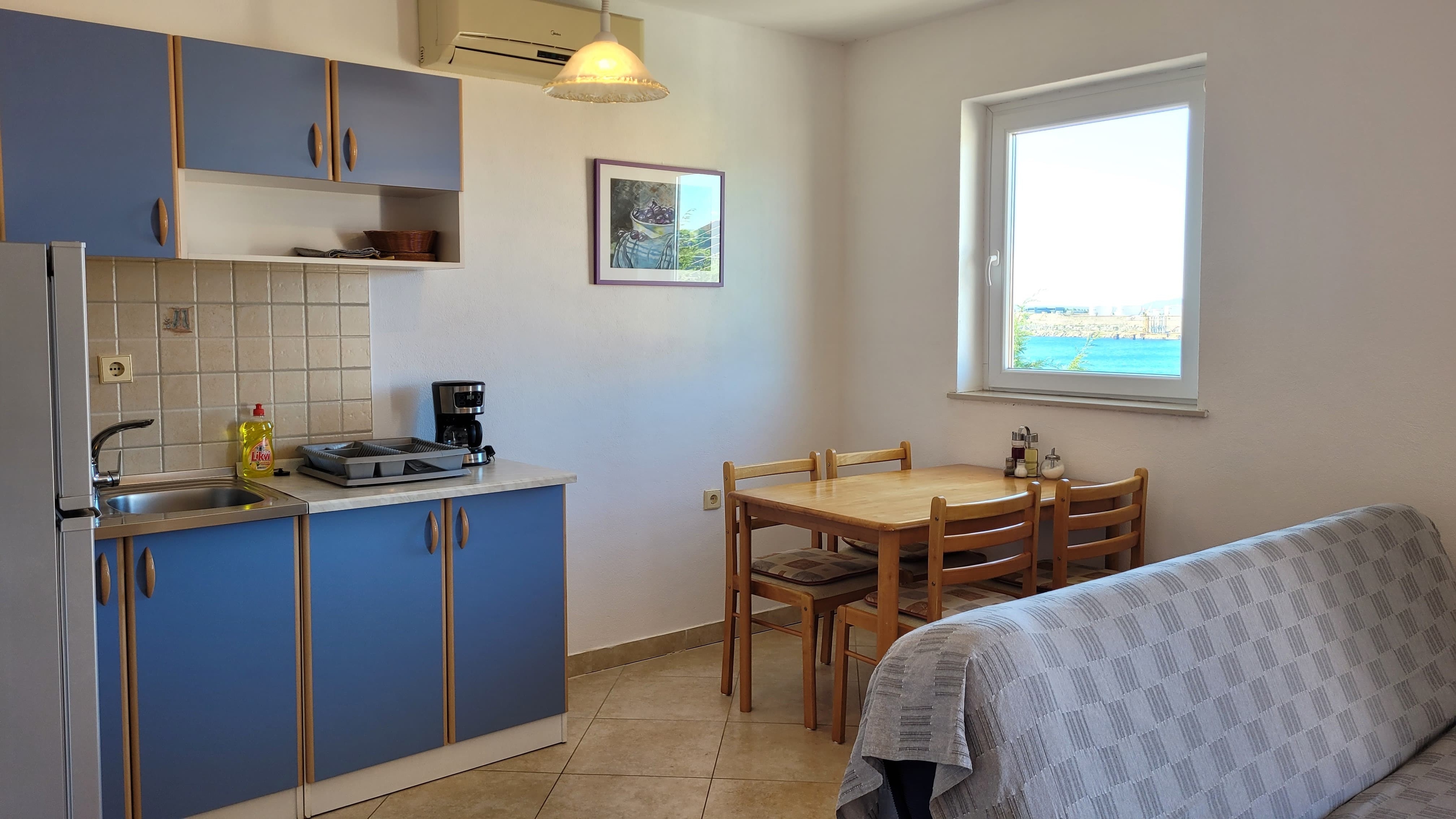 Dvosobni apartman s terasom i pogledom na more Omišalj, Krk  A-a