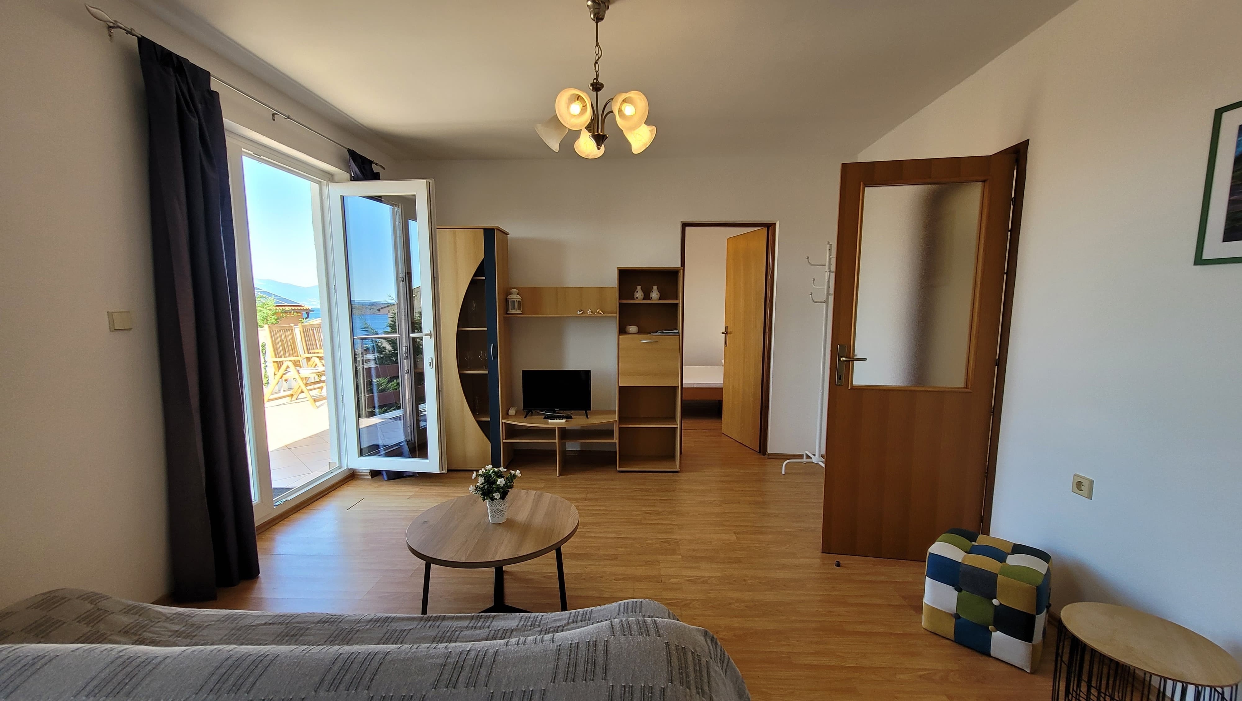 Dvosobni apartman s terasom i pogledom na more Omišalj, Krk  A-a