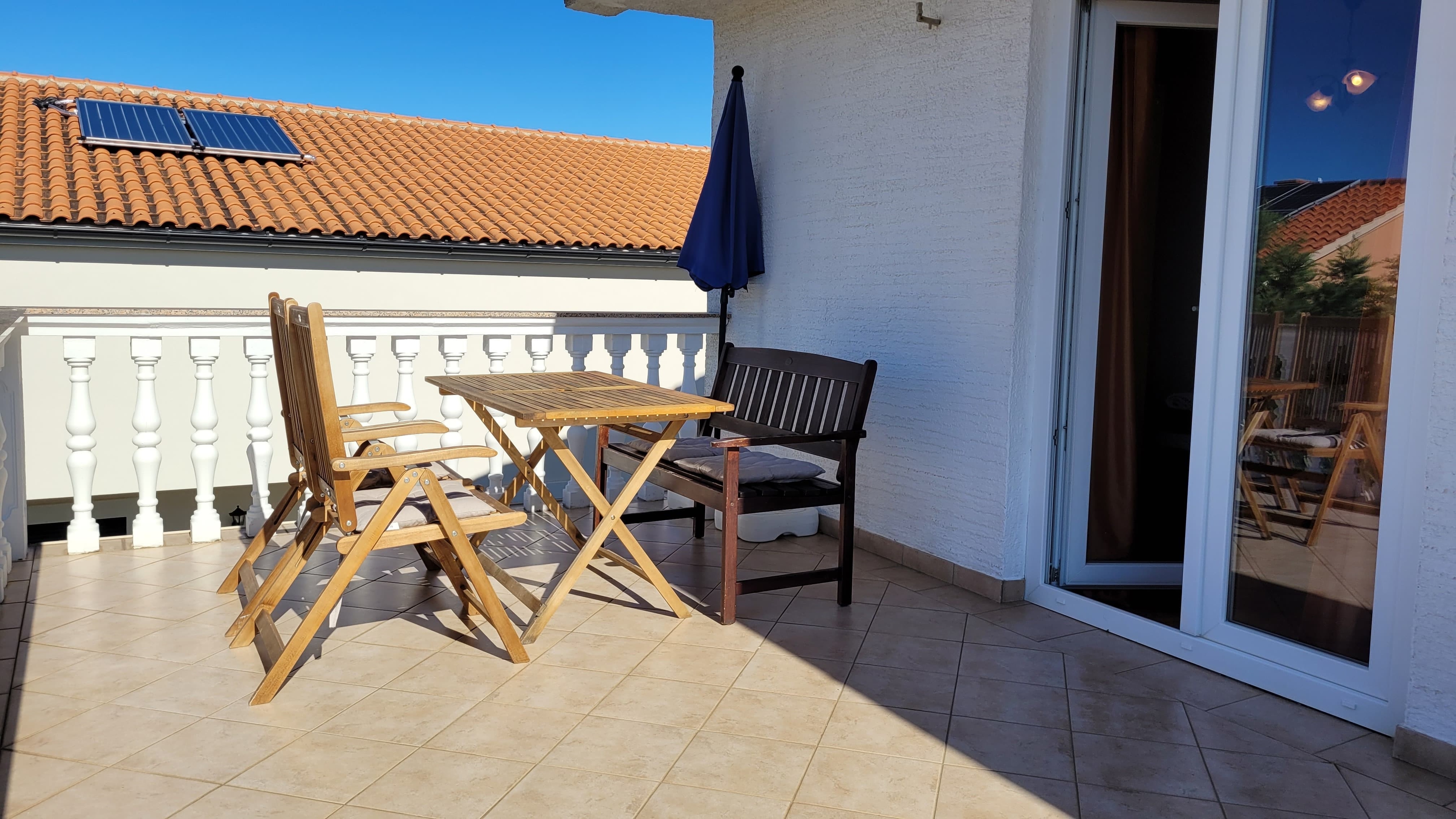 Dvosobni apartman s terasom i pogledom na more Omišalj, Krk  A-a