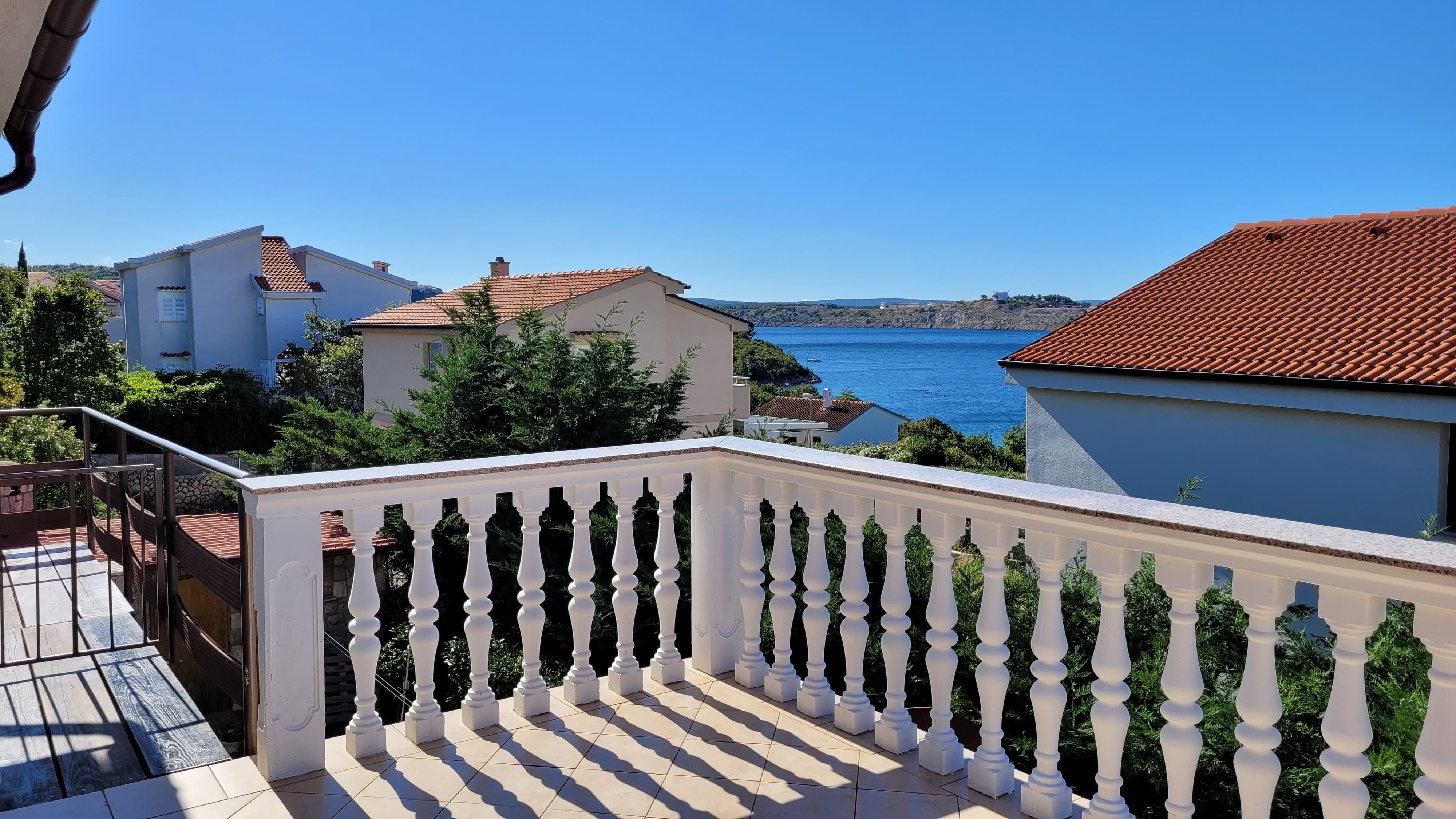 Dvosobni apartman s terasom i pogledom na more Omišalj, Krk  A-a