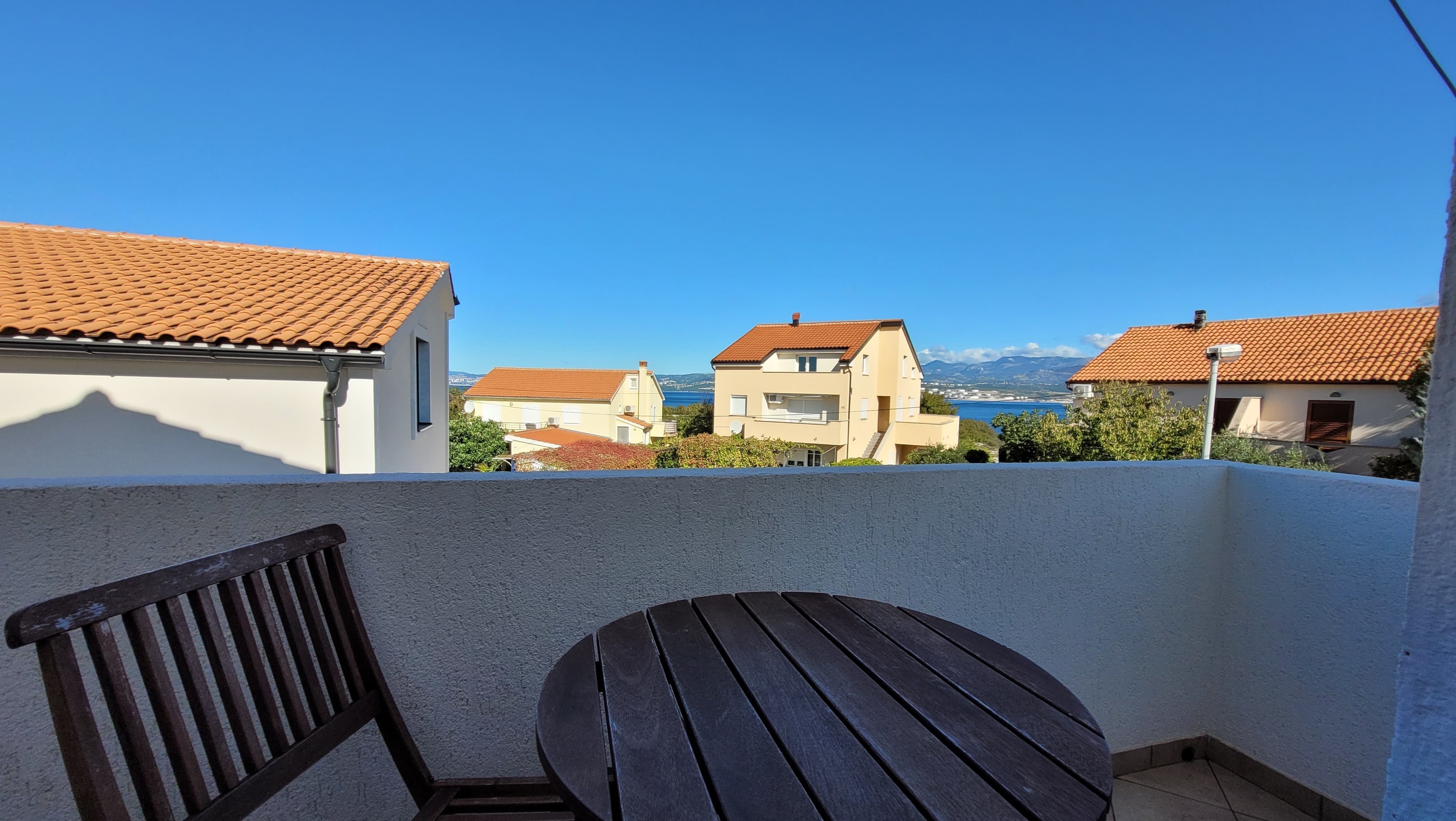 Jednosobni apartman s balkonom i pogledom na more Omišalj, Krk  A-b