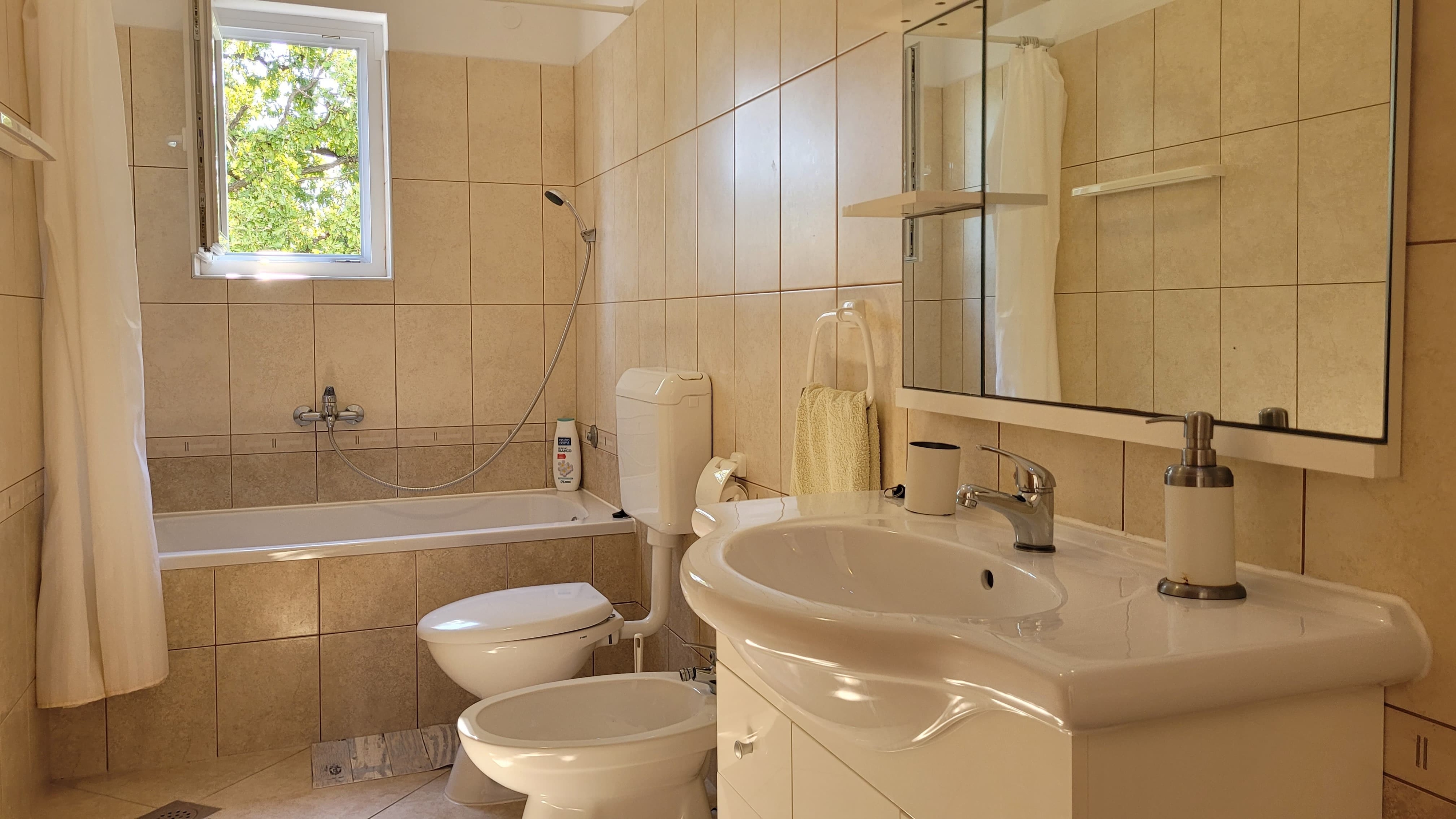 Jednosobni apartman s balkonom i pogledom na more Omišalj, Krk  A-b