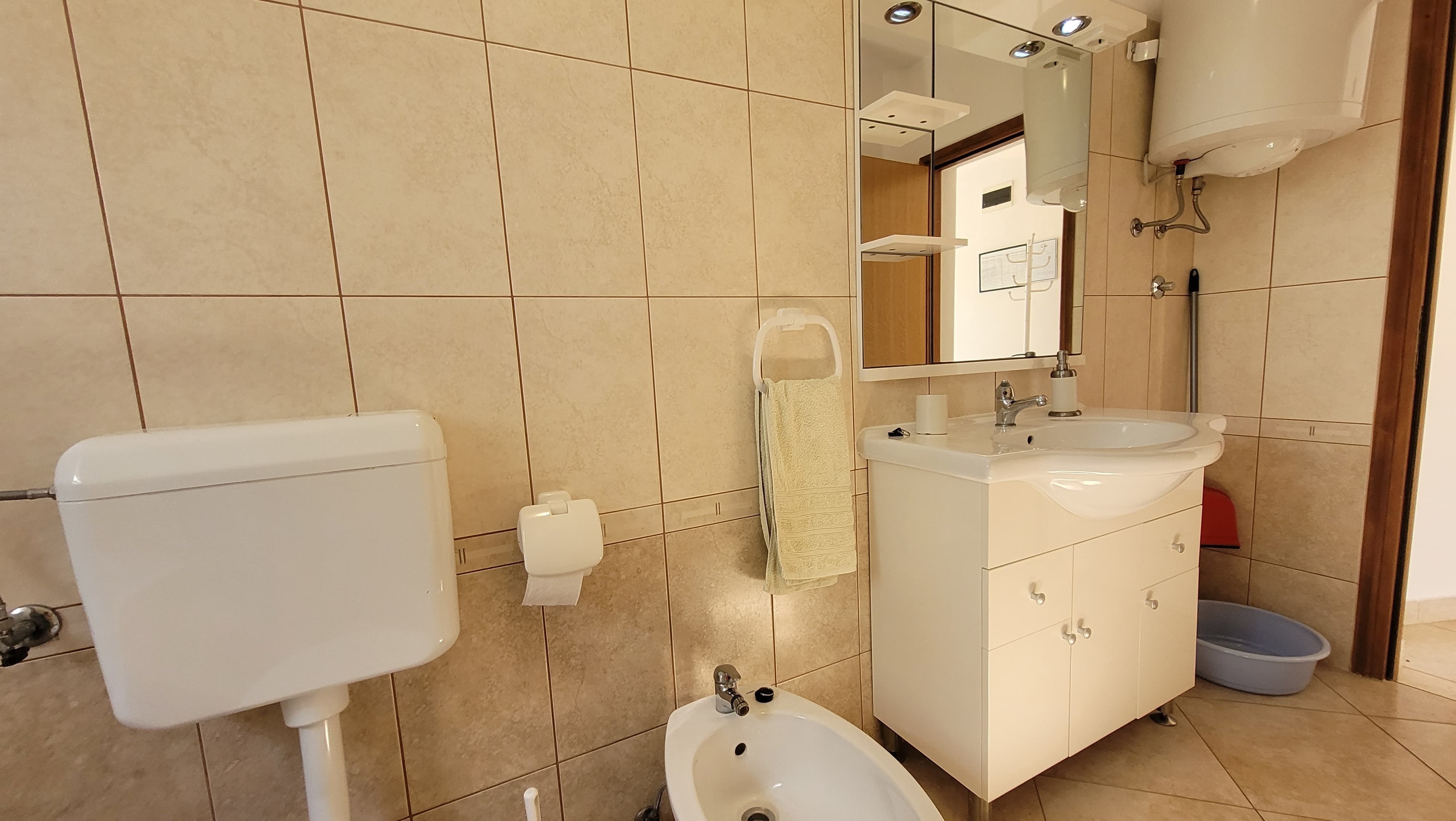 Jednosobni apartman s balkonom i pogledom na more Omišalj, Krk  A-b