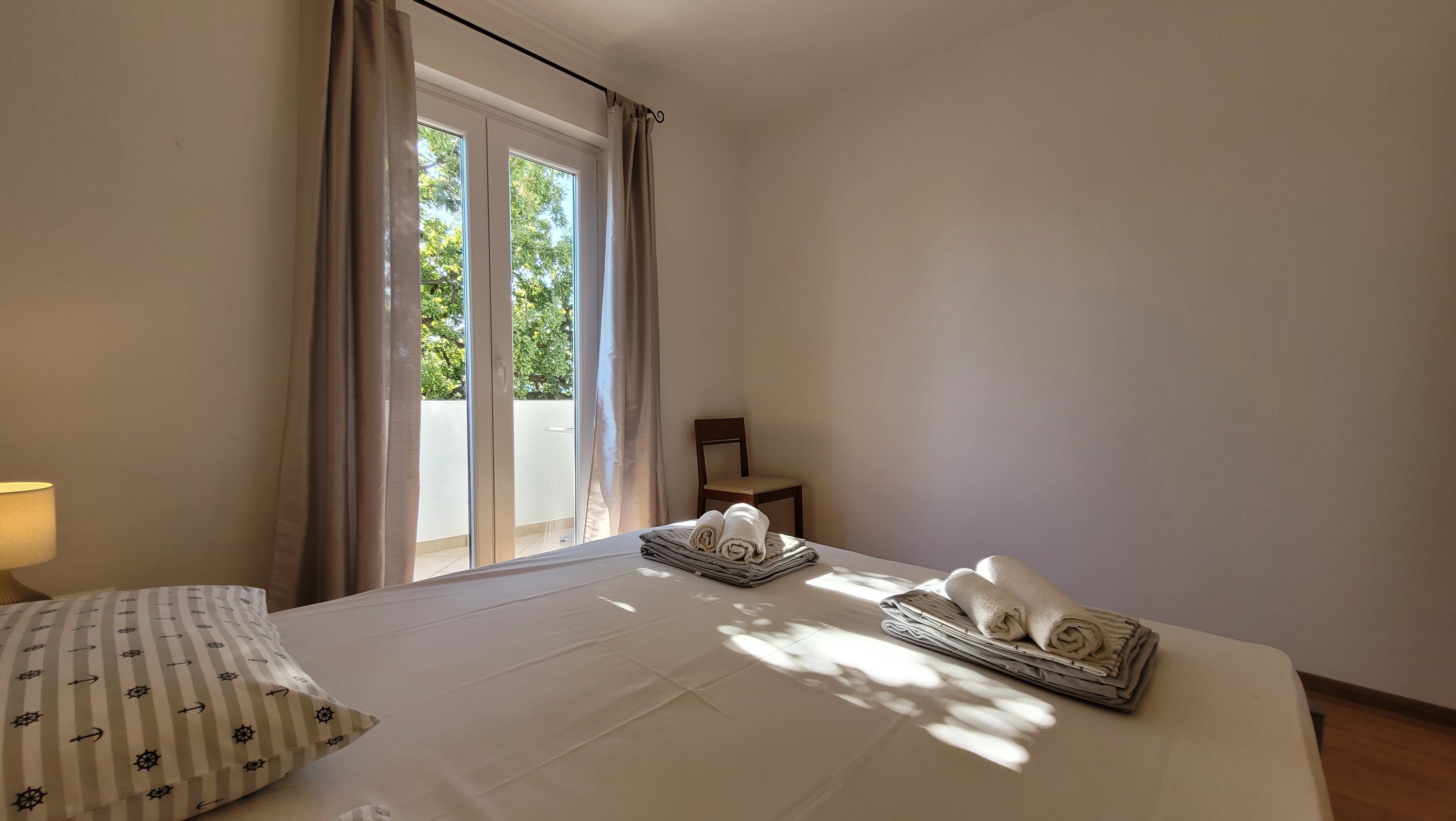 Jednosobni apartman s balkonom i pogledom na more Omišalj, Krk  A-b