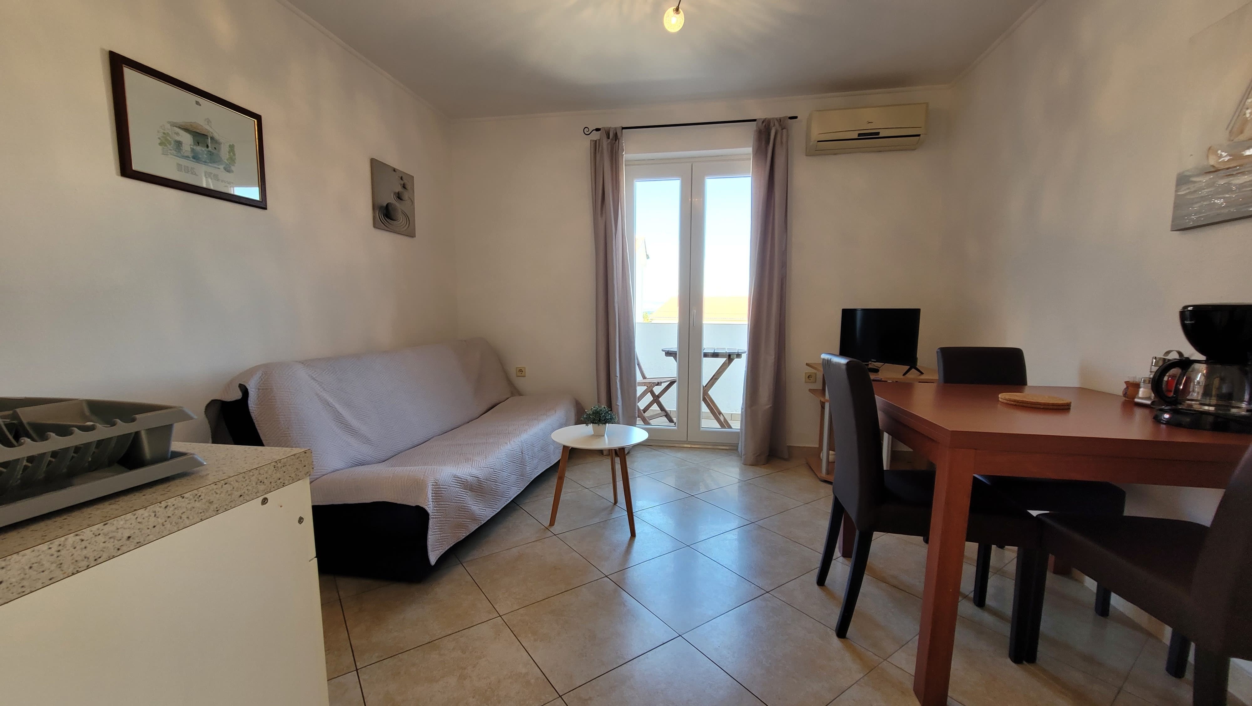 Jednosobni apartman s balkonom i pogledom na more Omišalj, Krk  A-b