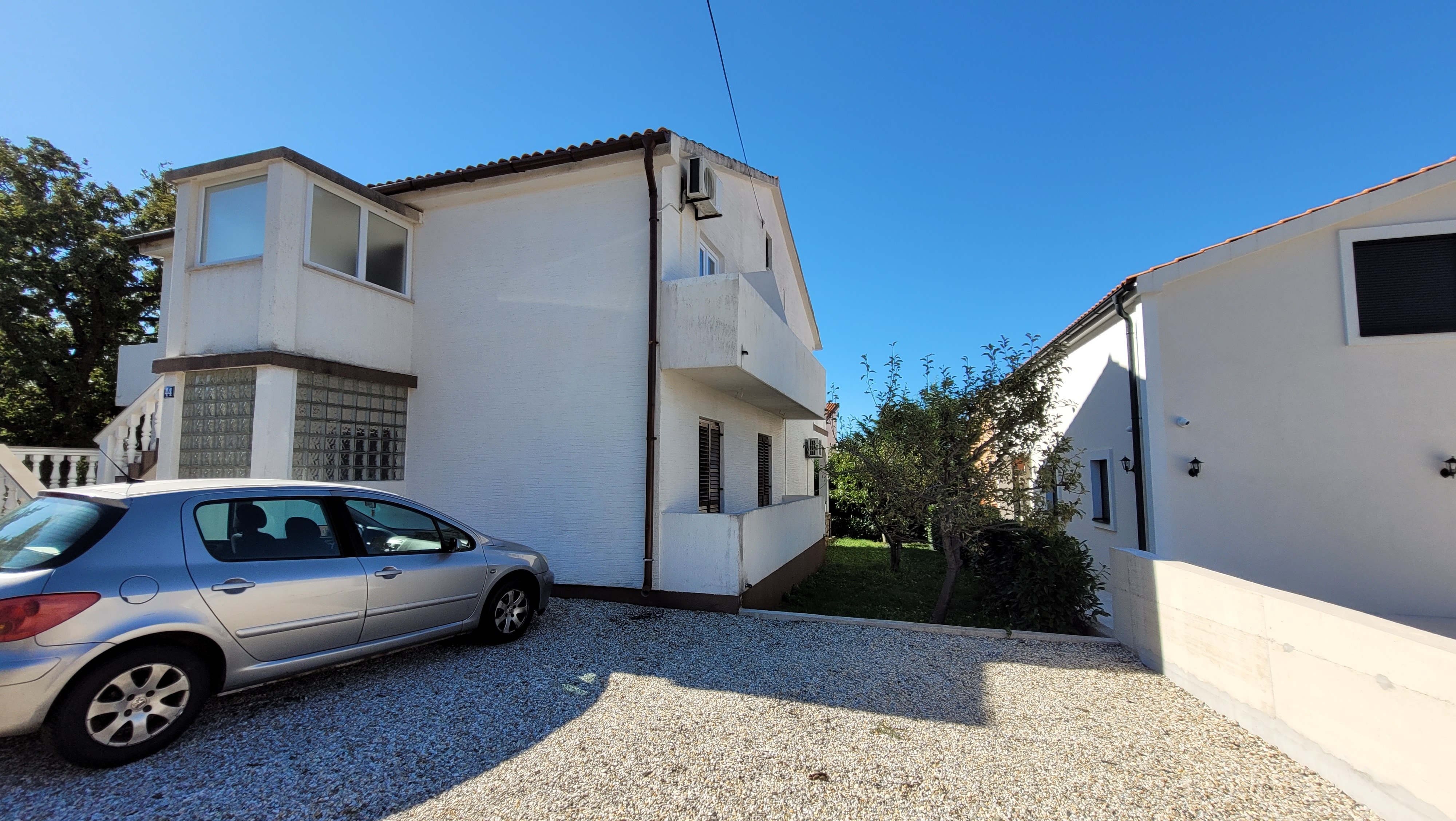 Jednosobni apartman s balkonom i pogledom na more Omišalj, Krk  A-b