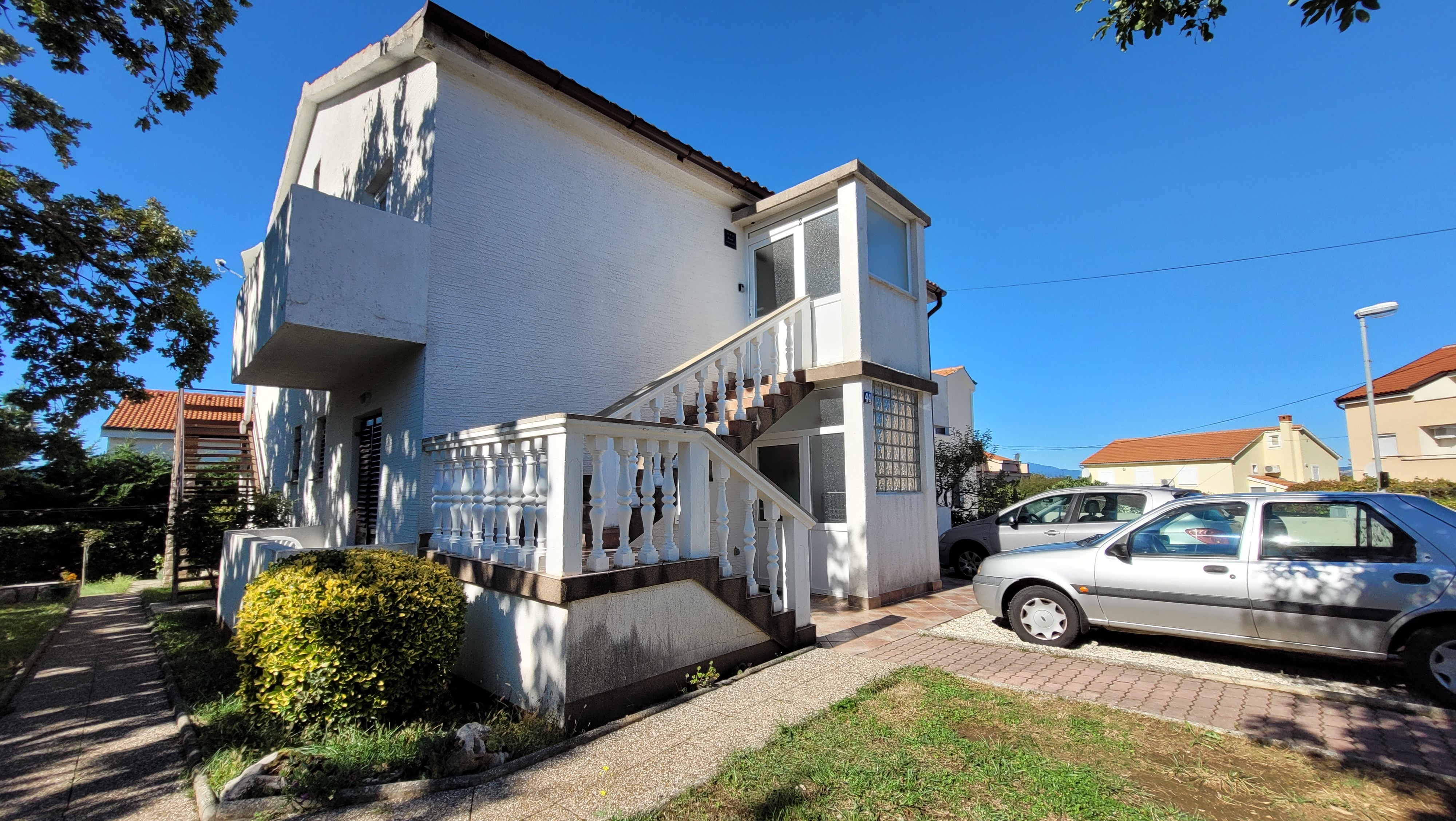 Dvosobni apartman s terasom i pogledom na more Omišalj, Krk  A-a
