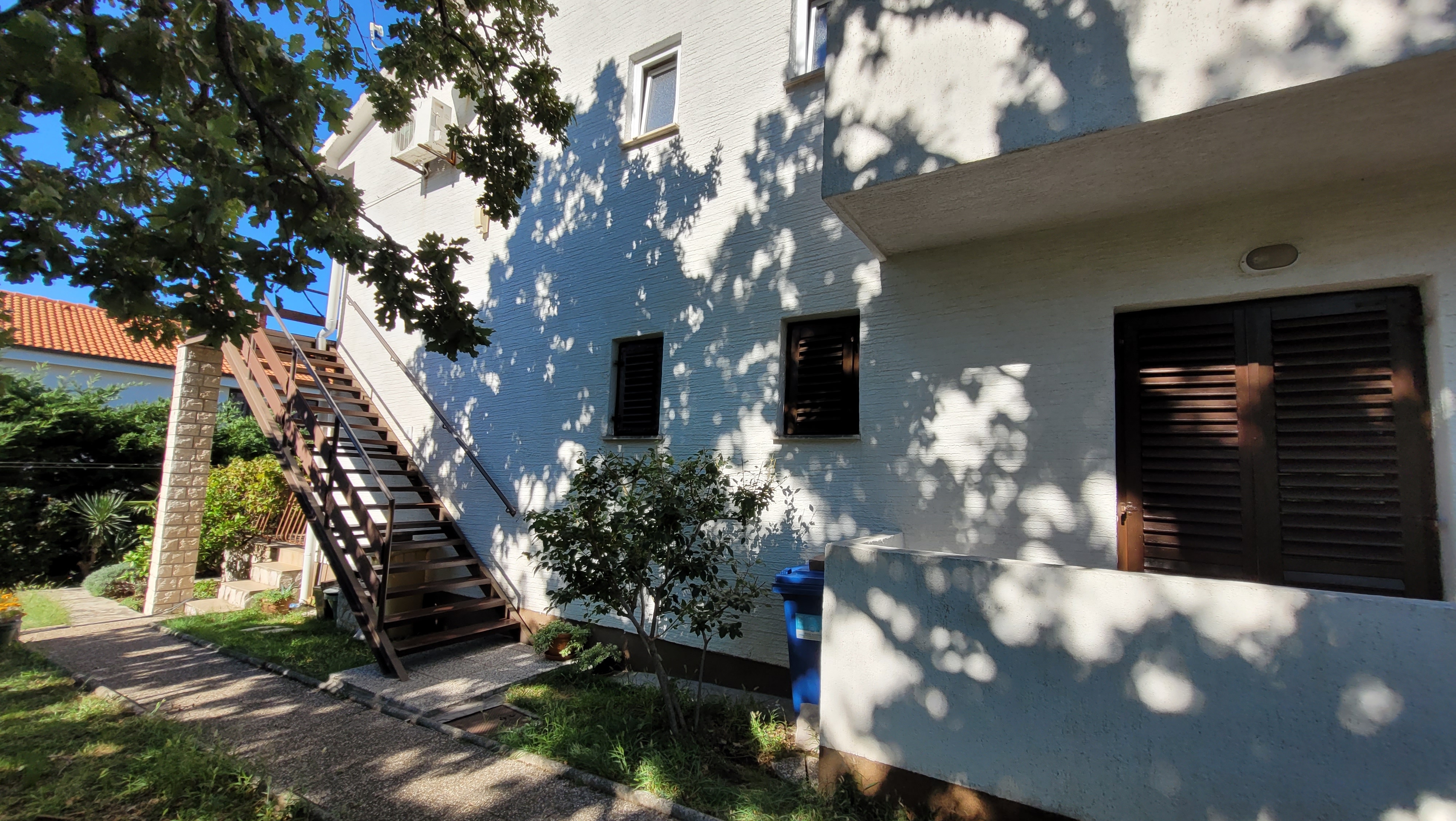 Jednosobni apartman s balkonom i pogledom na more Omišalj, Krk  A-b