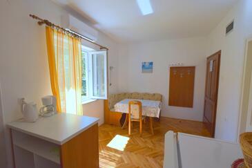 Njivice, Comedor in the apartment, air condition available y WiFi.