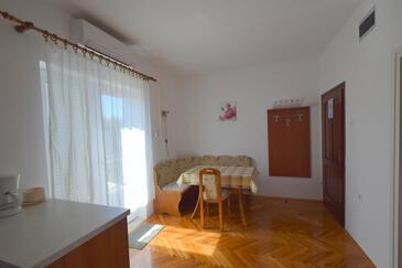 Njivice, Comedor in the apartment, air condition available y WiFi.