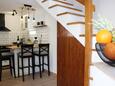 Sutivan, Cucina nell'alloggi del tipo studio-apartment, animali domestici ammessi e WiFi.