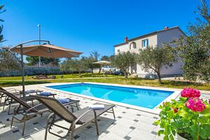 Family friendly house with a swimming pool Nin, Zadar - 19431