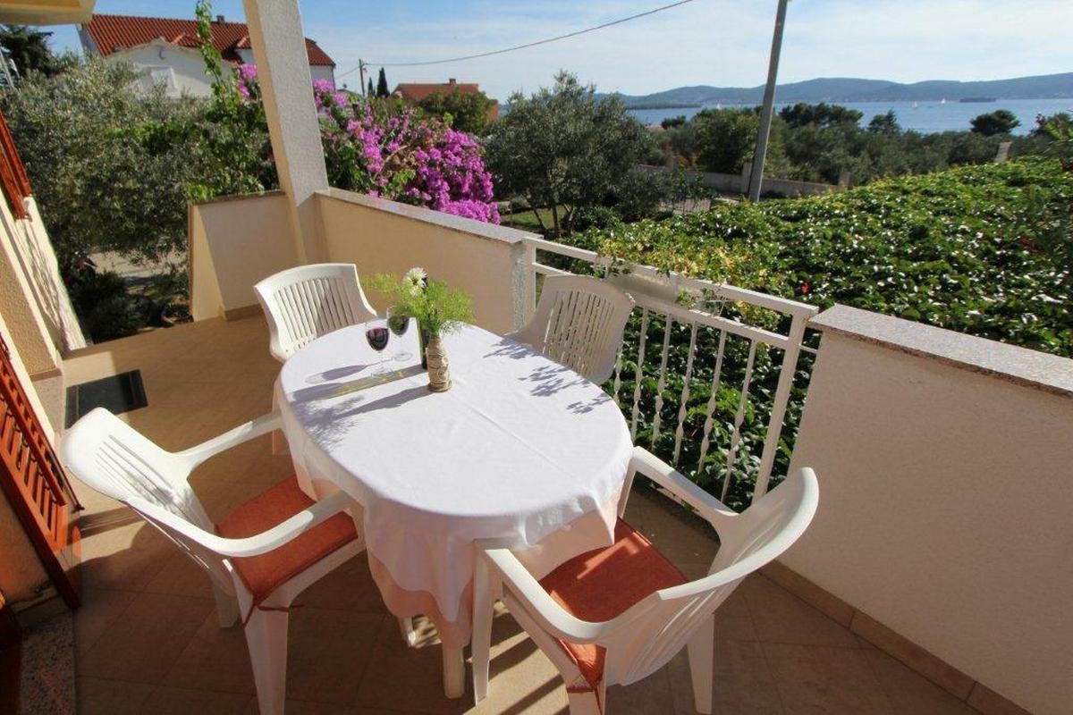 Two bedroom apartment with balcony and sea view Sveti Filip i Jakov, Biograd  A-a