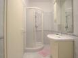 Novigrad, Bathroom in the studio-apartment, WiFi.