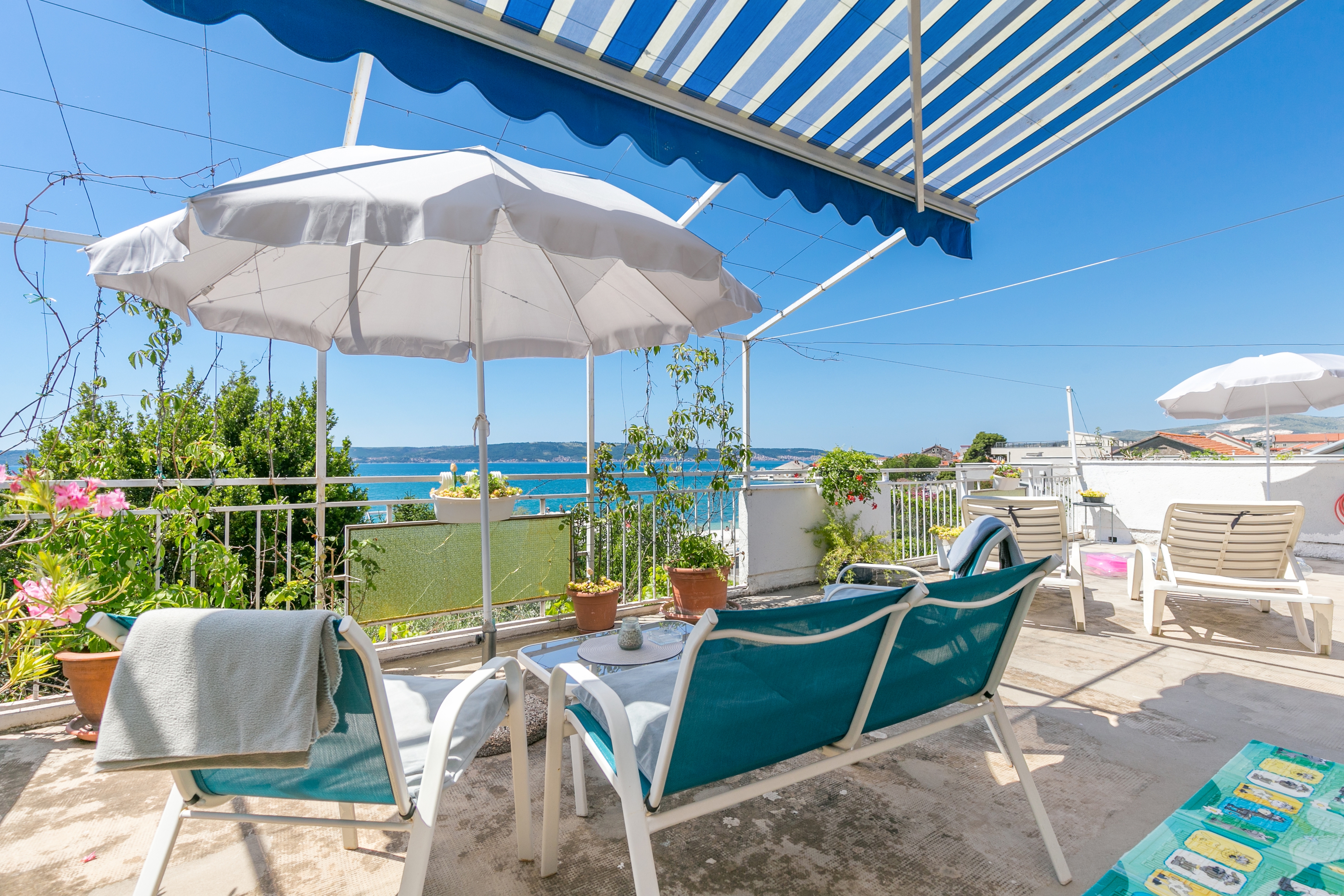 Two bedroom apartment with terrace and sea view Kaštel Stari, Kaštela  A-a