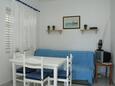 Jídelna Sućuraj, Jídelna v ubytování typu apartment, s klimatizací, domácí mazlíčci povoleni a WiFi.