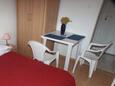 Sućuraj, Eetkamer in the studio-apartment, (pet friendly) en WiFi.