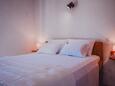 Lumbarda, Bedroom in the apartment, (pet friendly) and WiFi.