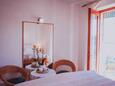 Lumbarda, Bedroom in the apartment, (pet friendly) and WiFi.