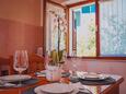Lumbarda, Dining room in the apartment, (pet friendly) and WiFi.