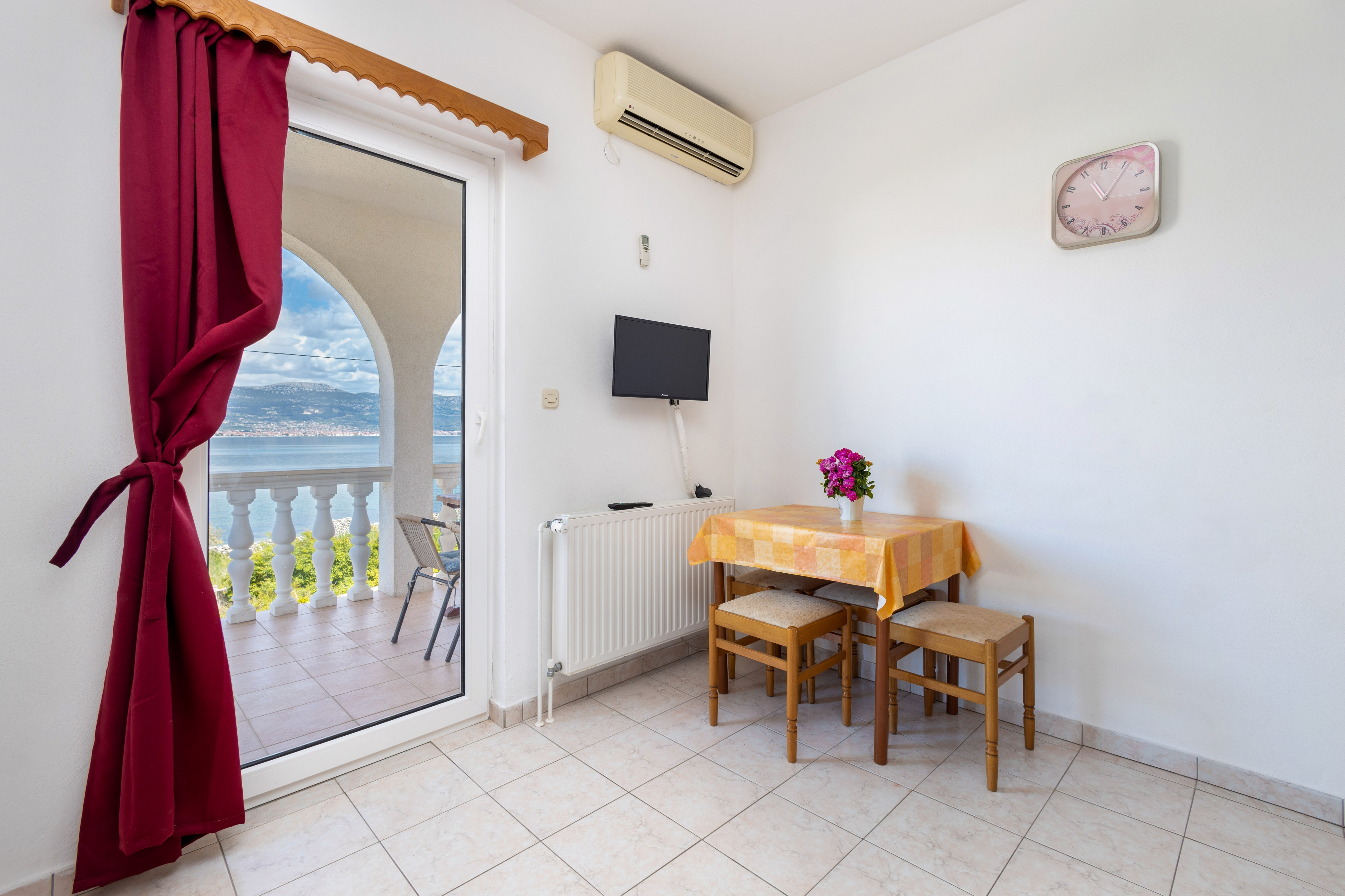 One bedroom apartment near beach Arbanija, Čiovo (A-19527-a)