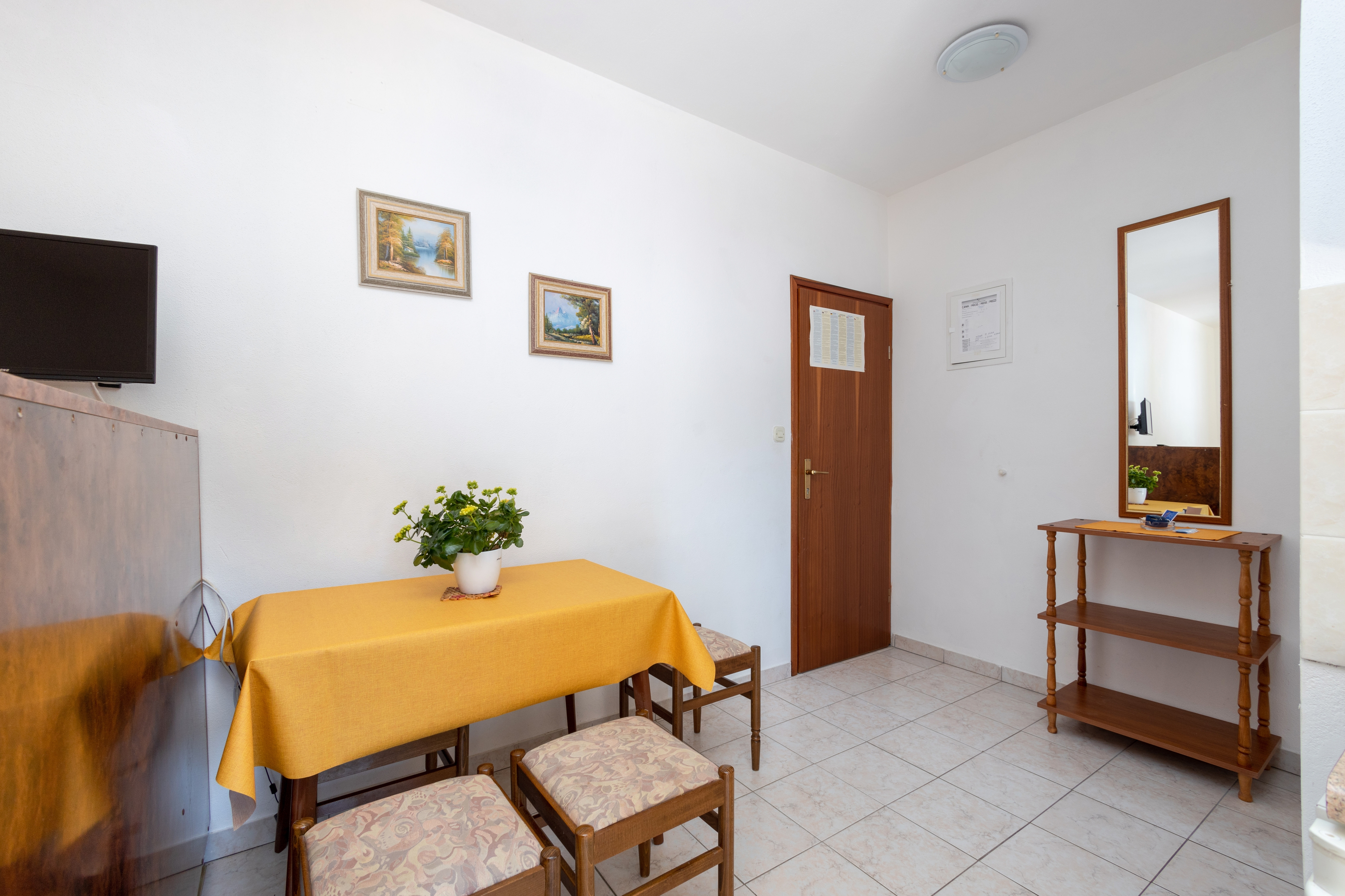 Studio flat near beach Arbanija, Čiovo (AS-19527-a)