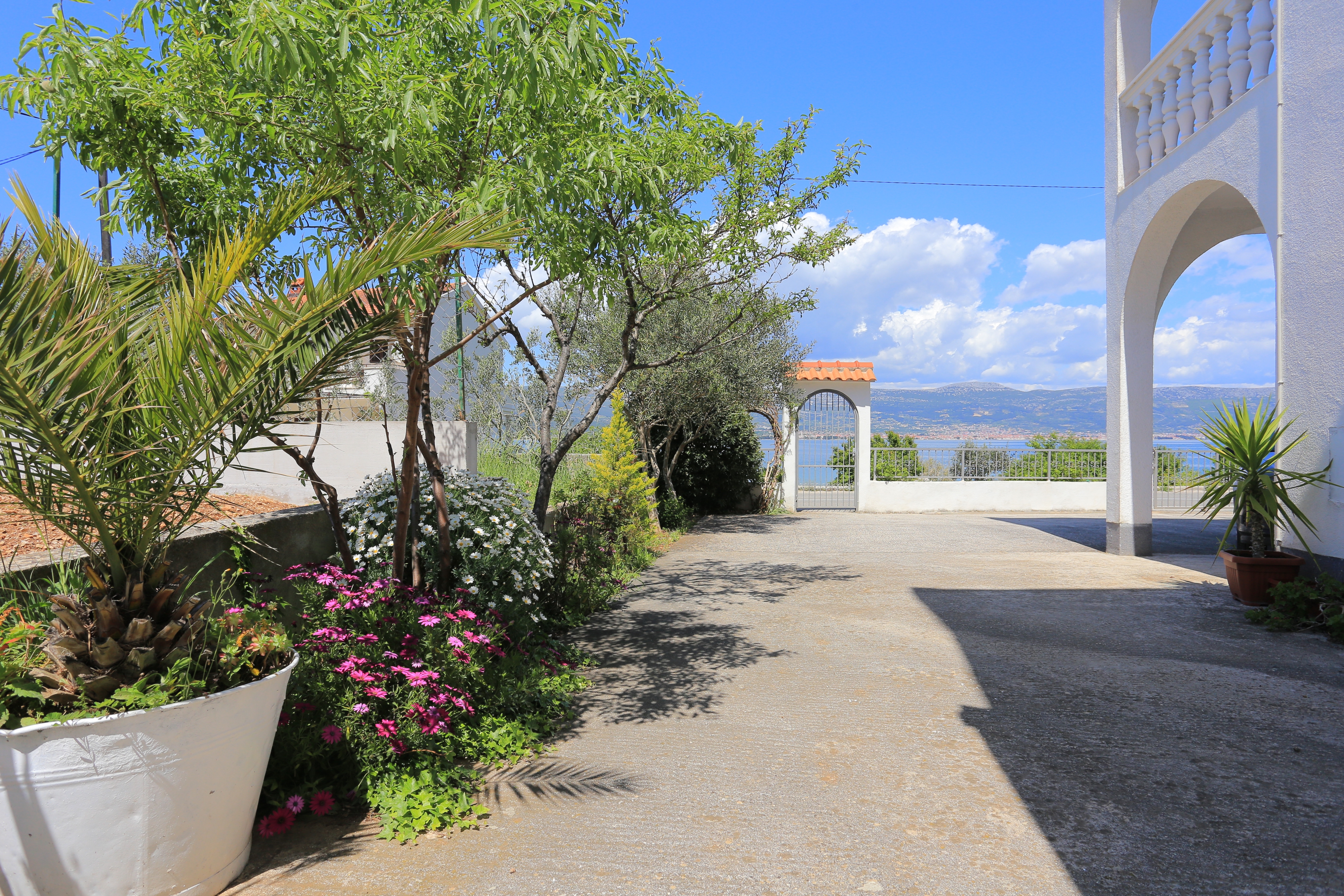 Studio flat near beach Arbanija, Čiovo (AS-19527-a)