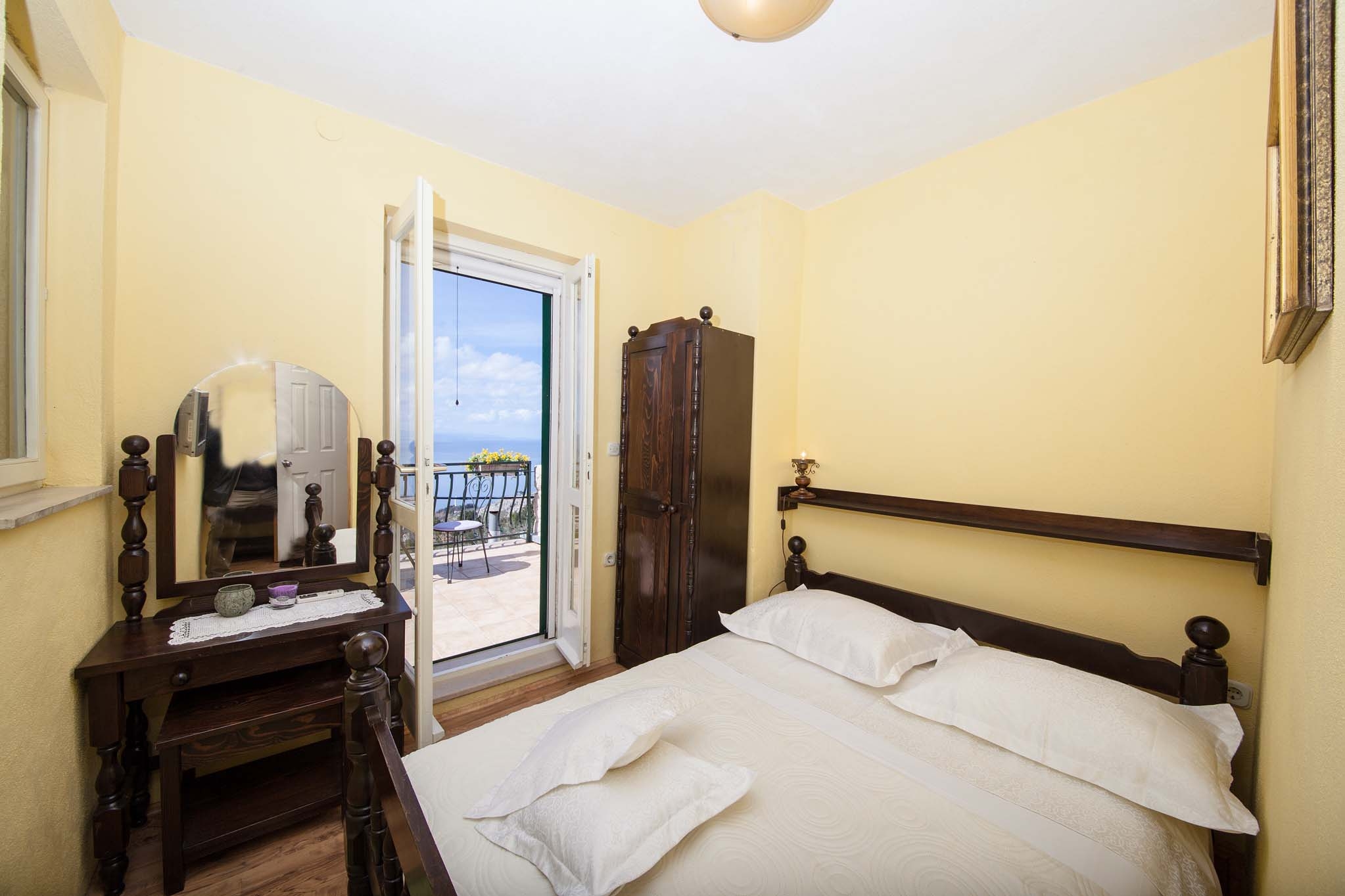 Three bedroom house with terrace and sea view Gornja Podgora, Makarska  K