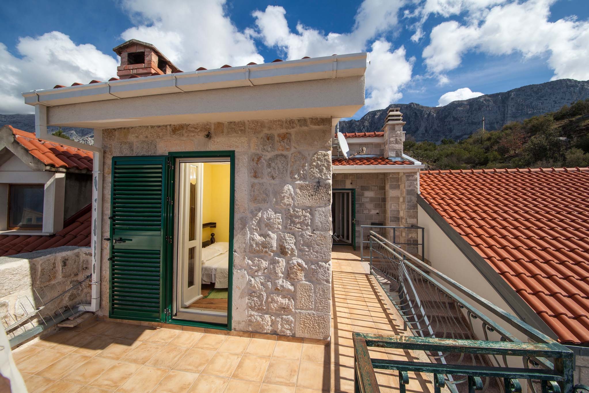 Three bedroom house with terrace and sea view Gornja Podgora, Makarska  K