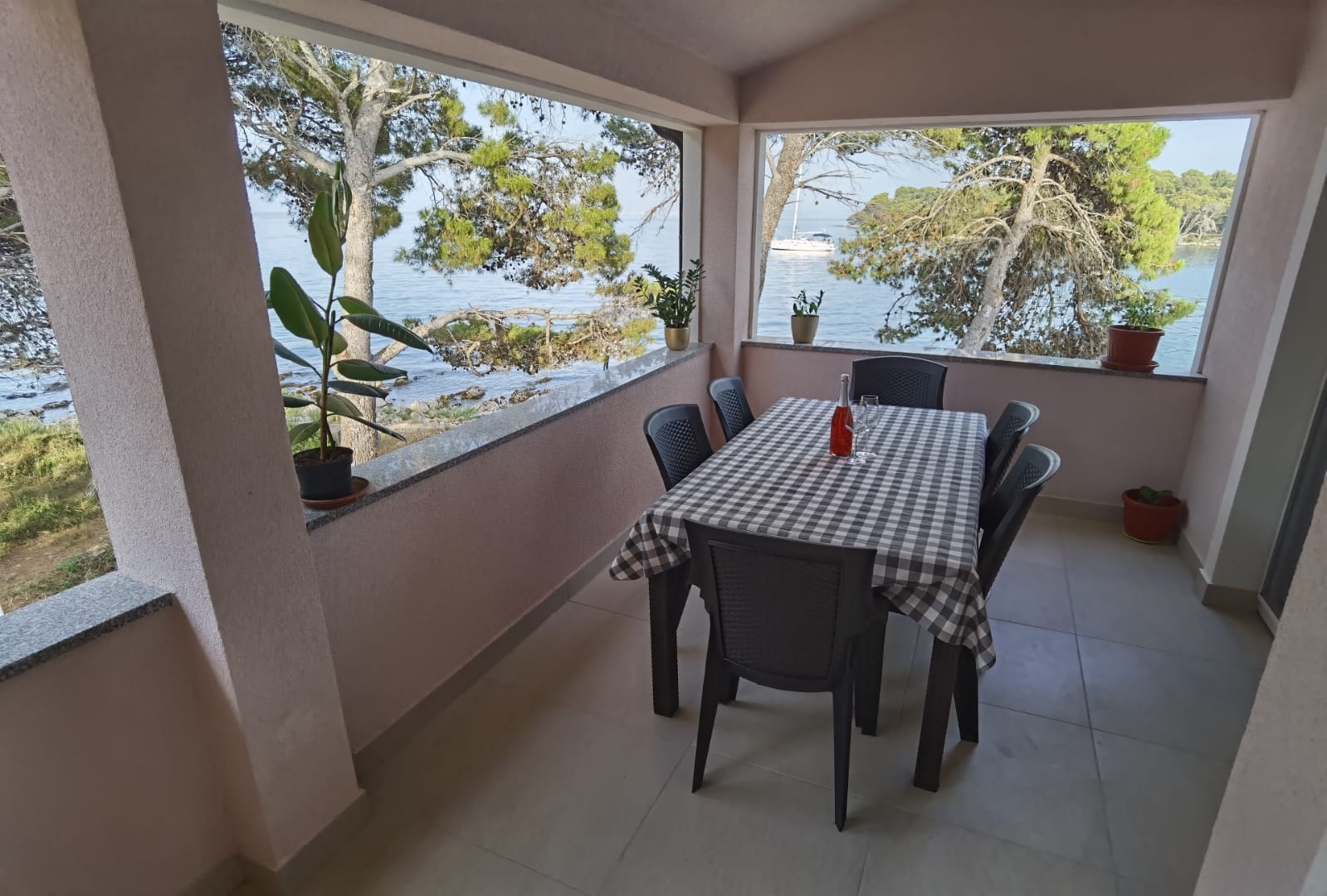 Three bedroom apartment near beach Ugljan  A-a