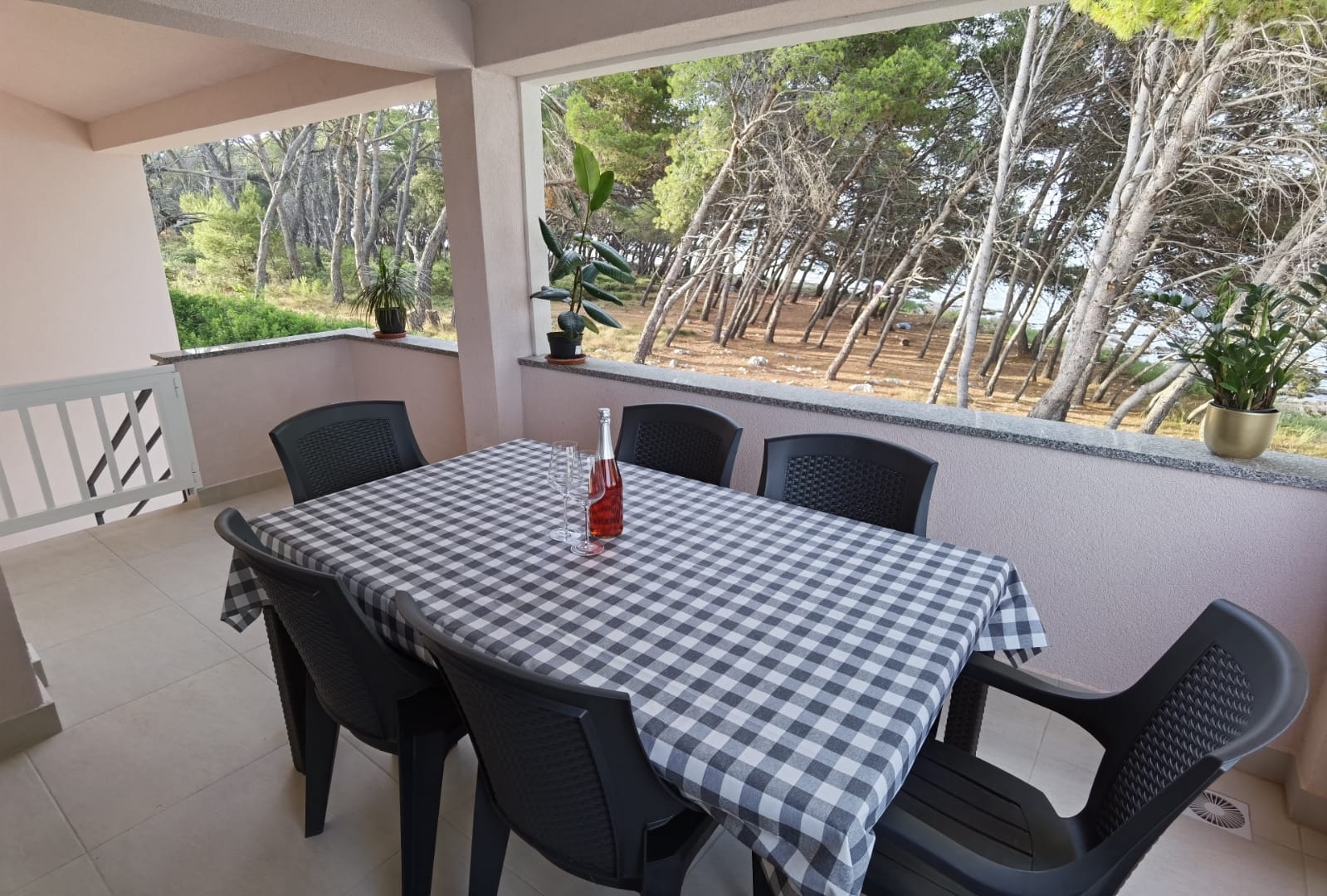 Three bedroom apartment near beach Ugljan  A-a