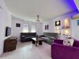 Janjina, Living room in the house, air condition available, (pet friendly) and WiFi.