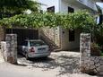 Parking lot Jelsa, Hvar, Parking lot 196 - Apartments near sea with pebble beach.