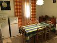 Ražanac, Comedor in the apartment, (pet friendly) y WiFi.