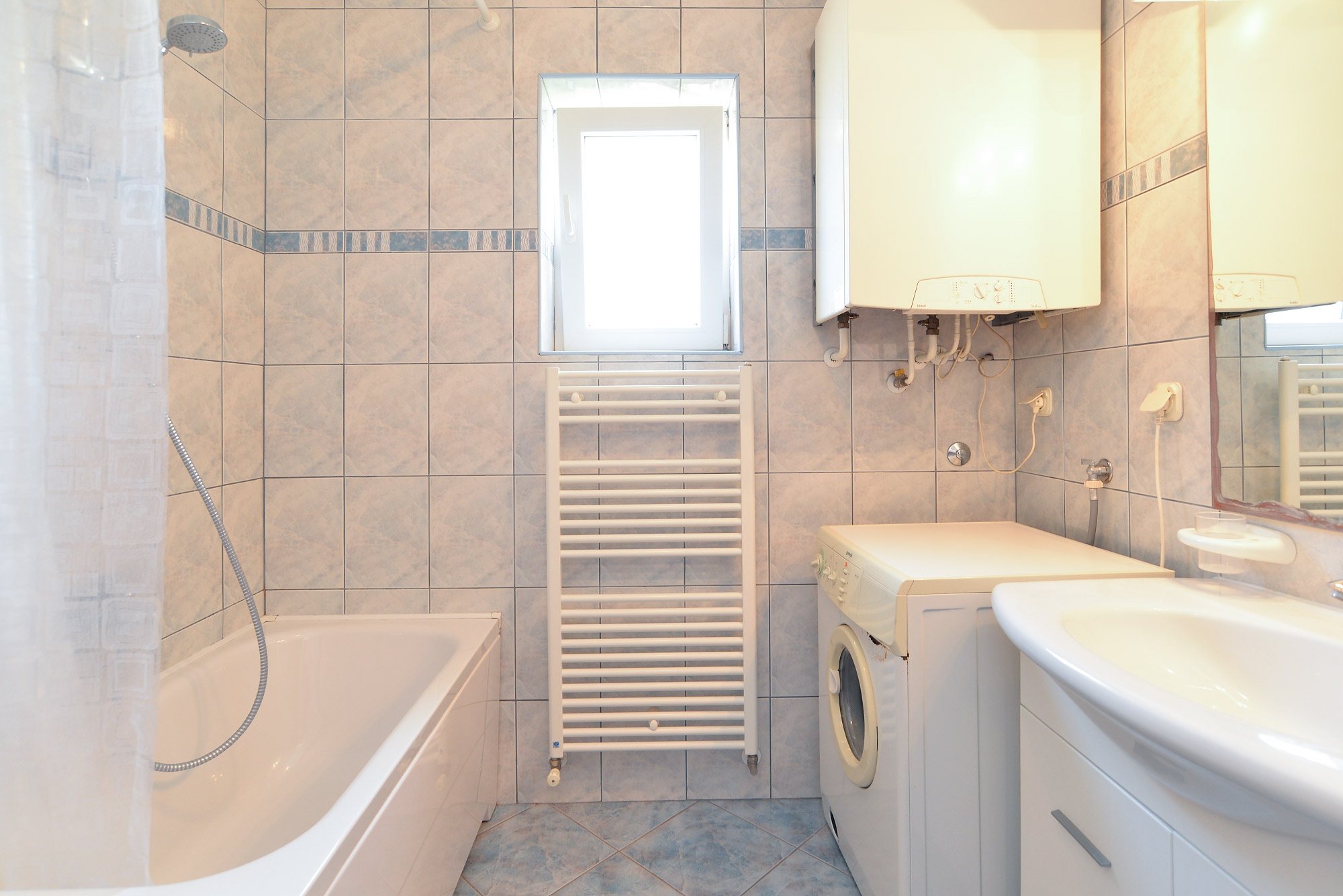 Three bedroom apartment with terrace Valbandon, Fažana  A-b