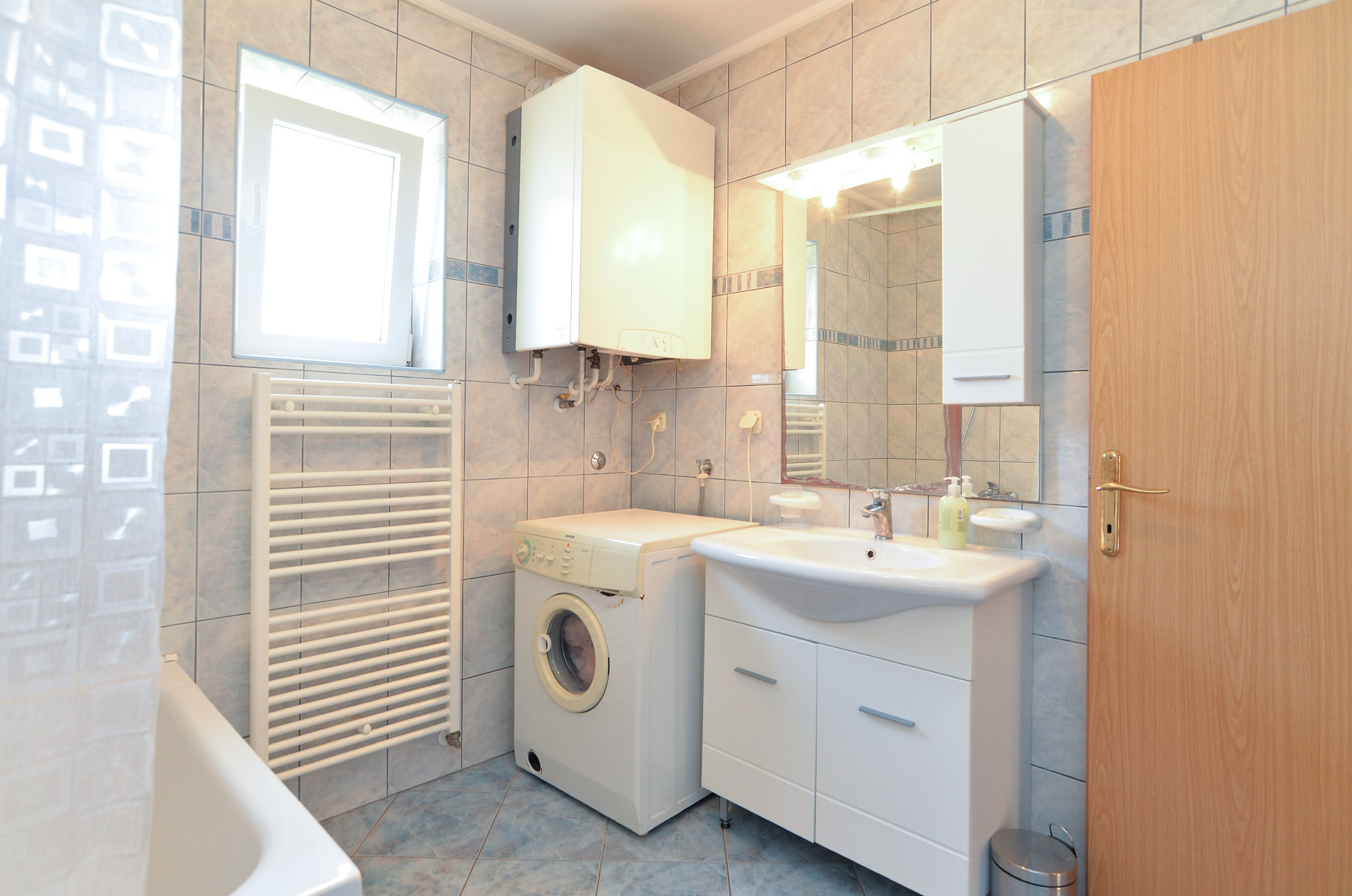 Three bedroom apartment with terrace Valbandon, Fažana  A-b